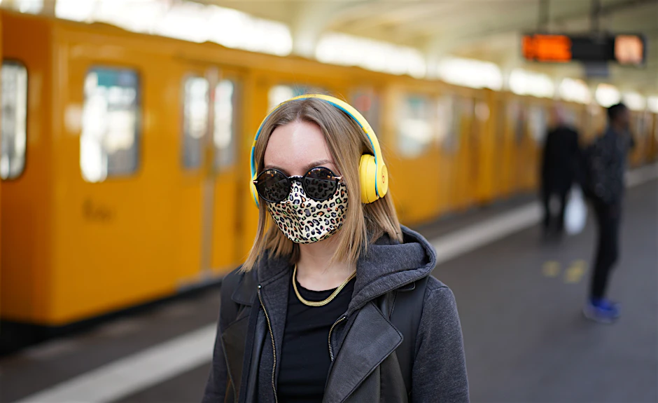 Eine junge Frau trägt eine Maske in der Berliner U-Bahn.