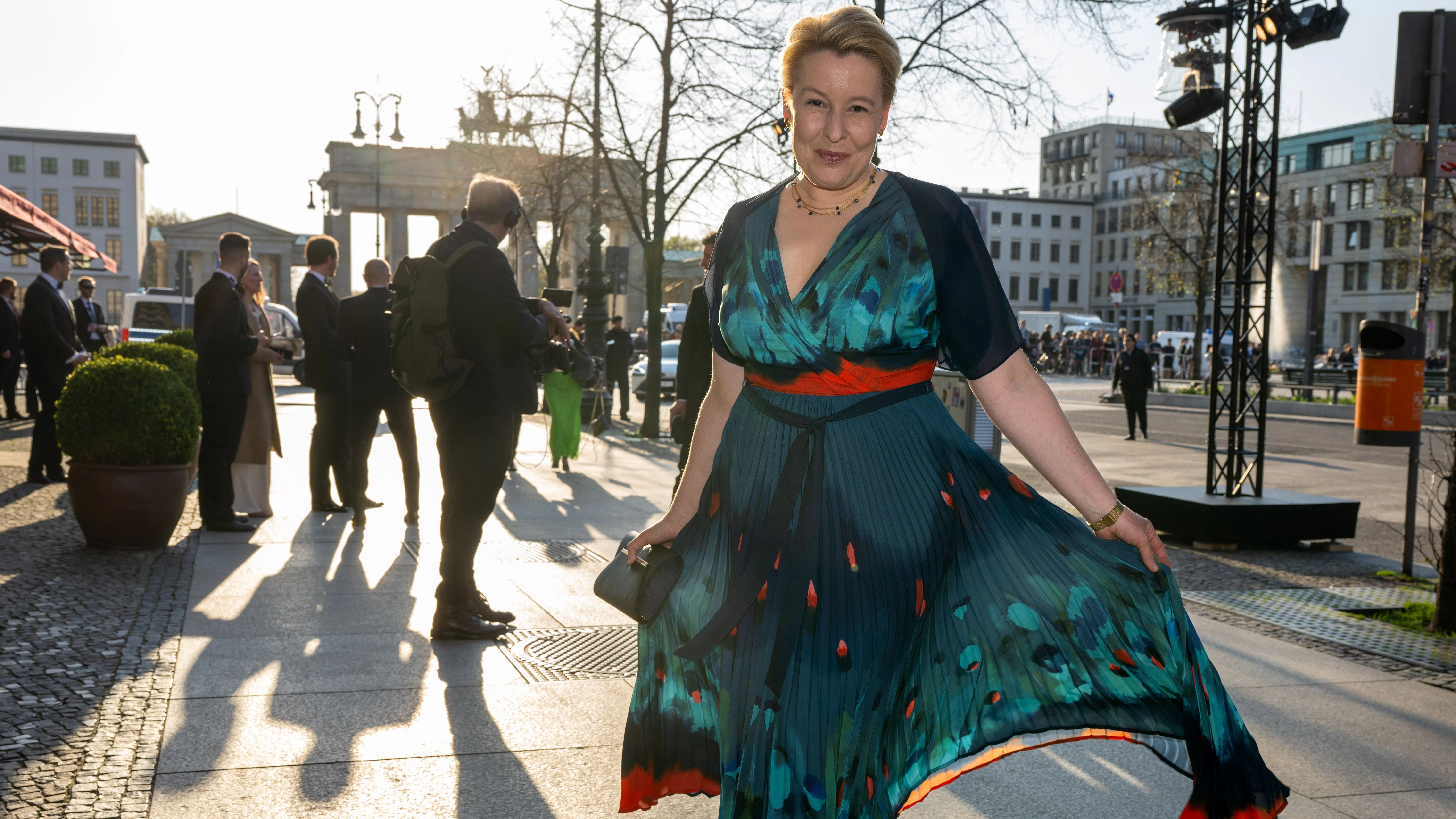Franziska Giffey, Regierende Bürgermeisterin von Berlin, lässt sich vor dem Adlon fotografieren, wo am Freitag der Bundespresseball ausgerichtet wurde.&nbsp;
