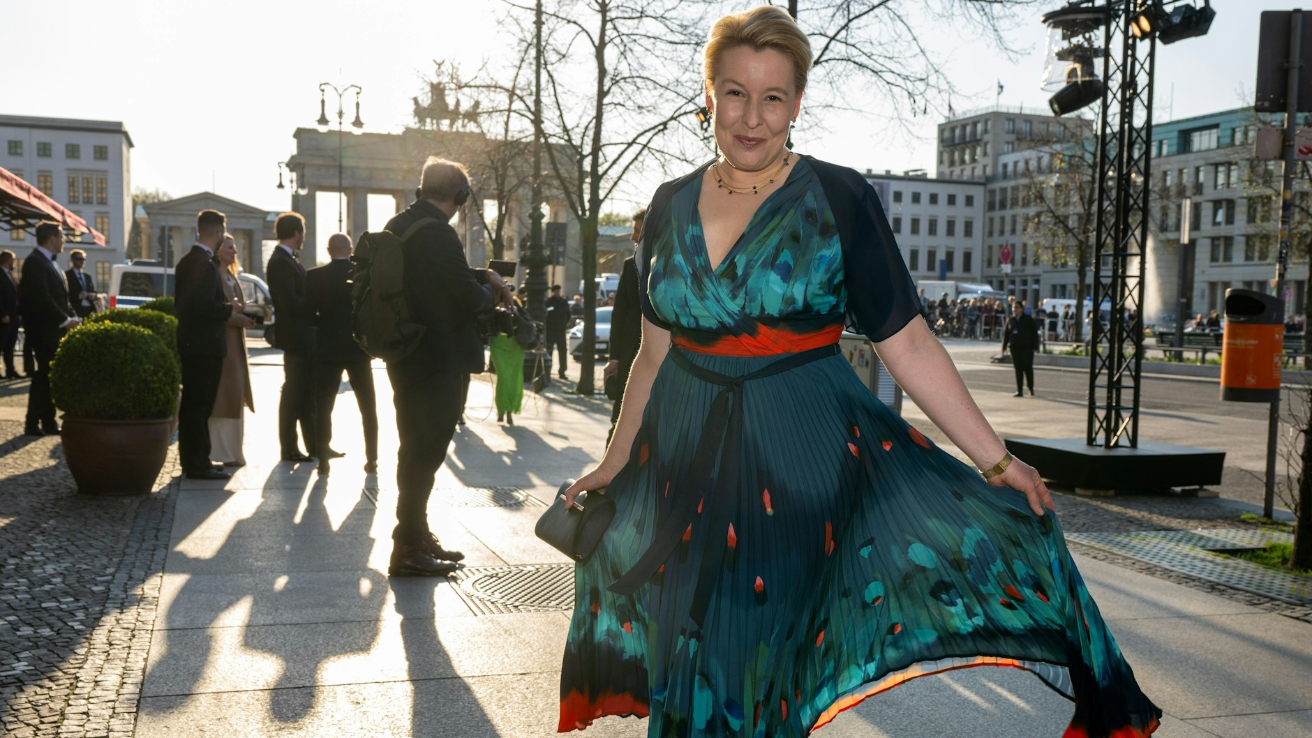 Franziska Giffey, Regierende Bürgermeisterin von Berlin, lässt sich vor dem Adlon fotografieren, wo am Freitag der Bundespresseball ausgerichtet wurde. 