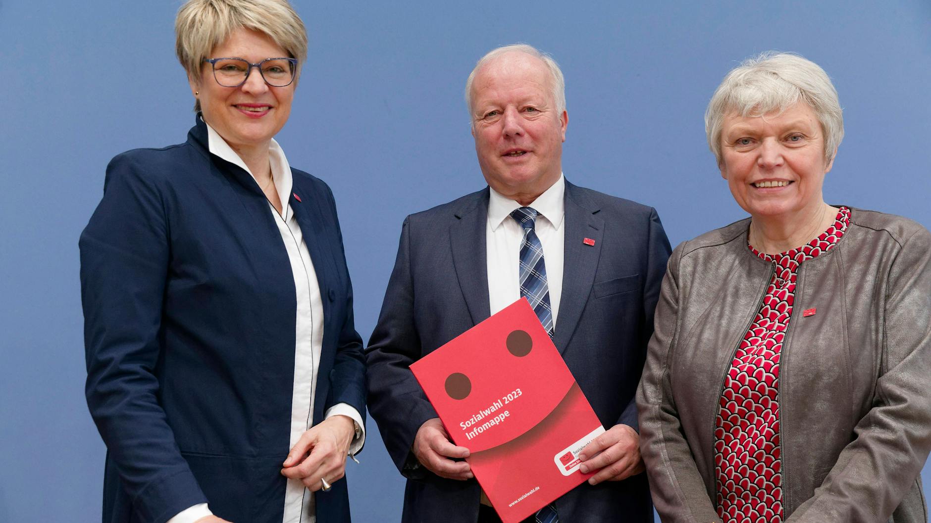 Gundula Roßbach (l.), Präsidentin der Deutschen Rentenversicherung Bund, und die Wahlbeauftragten Peter Weiß und Doris Barnett werben für die Sozialwahl.