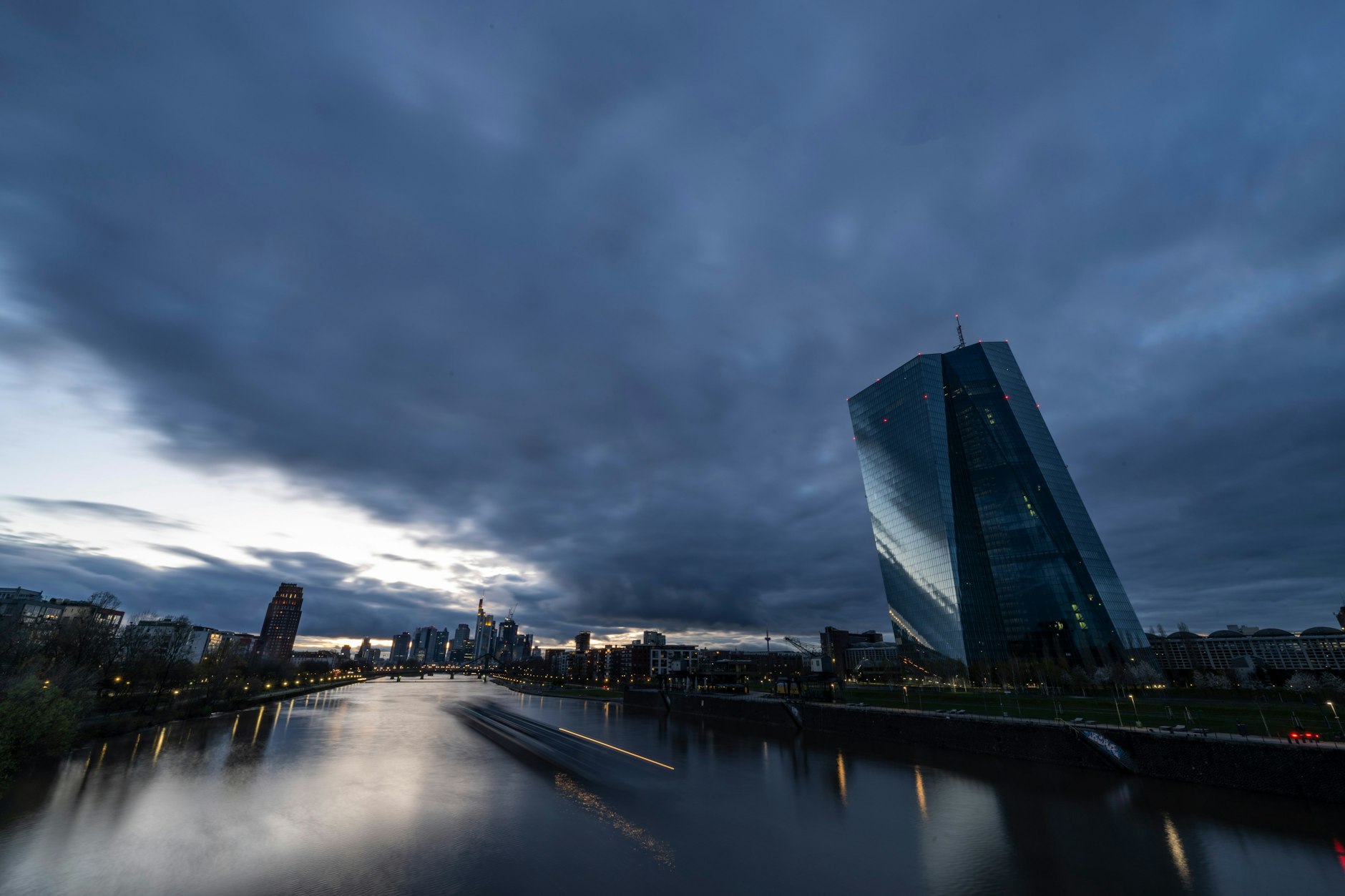 Die EZB hält Kurs: Steigende Zinsen erhöhen die Arbeitslosigkeit.&nbsp;