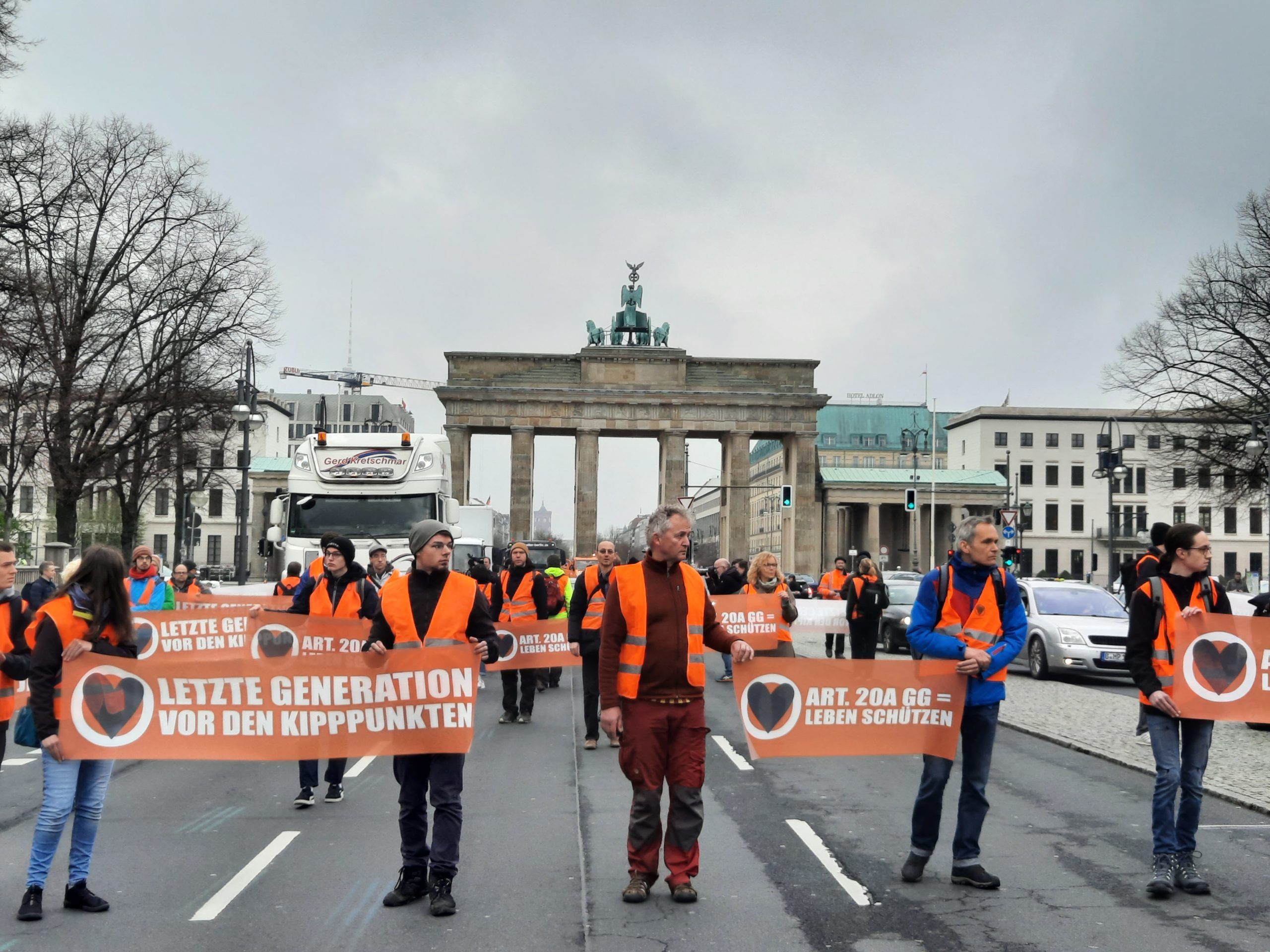 Update: Vorsicht, Autofahrer! HIER Blockieren HEUTE Die Klima-Kleber