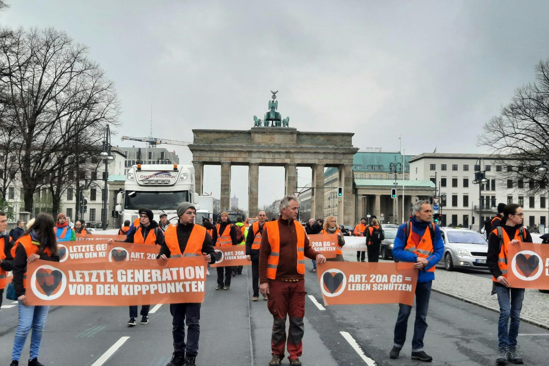 Gestern Mittag blockierte die Letzte Generation die Straße des 17. Juni. Die Polizei konnte verhindern, dass sich die Aktivisten festkleben.