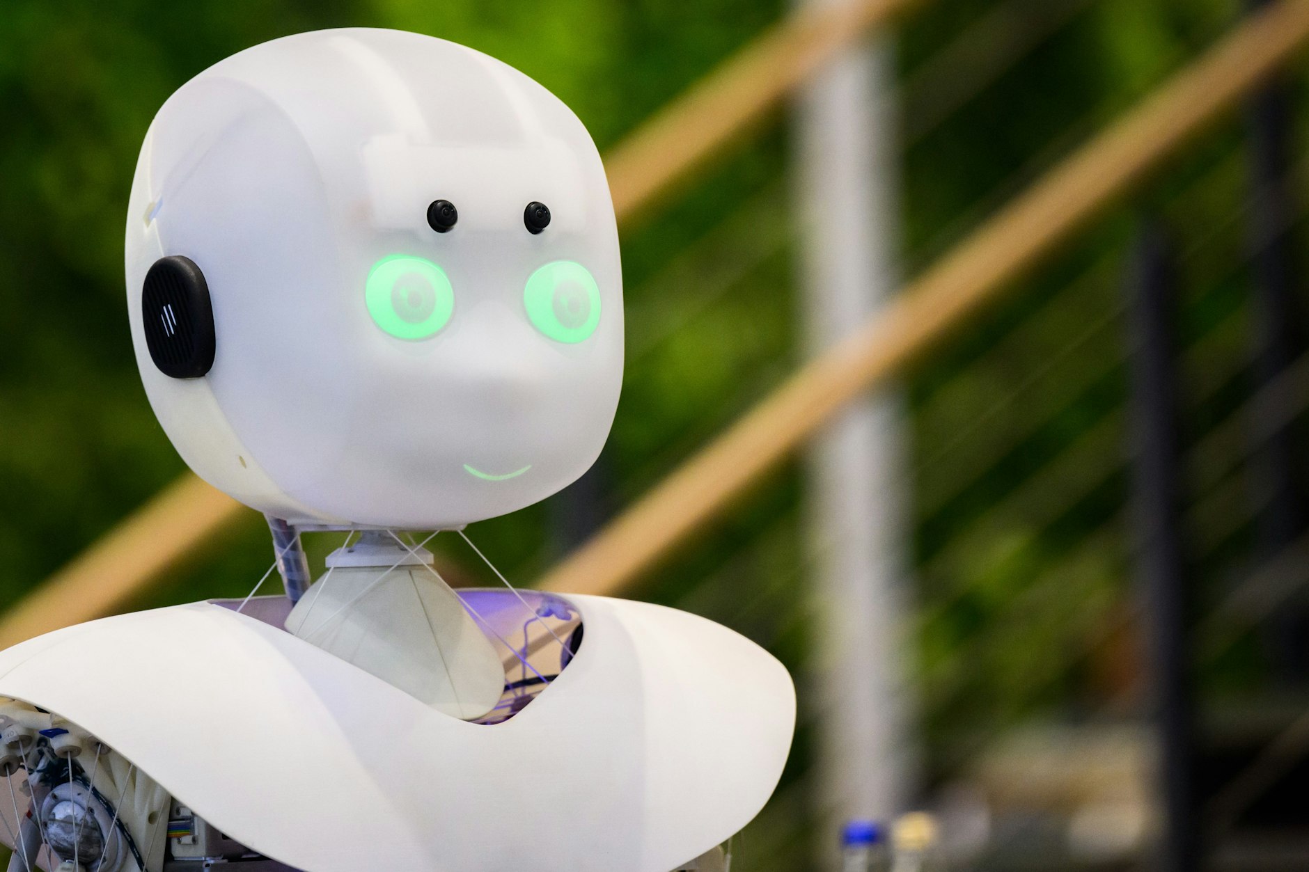 Der ferngesteuerter Roboter „Robody Cares“ des deutschen Start-Ups Devanthro steht auf der Industriemesse Hannover Messe am 16. April 2023