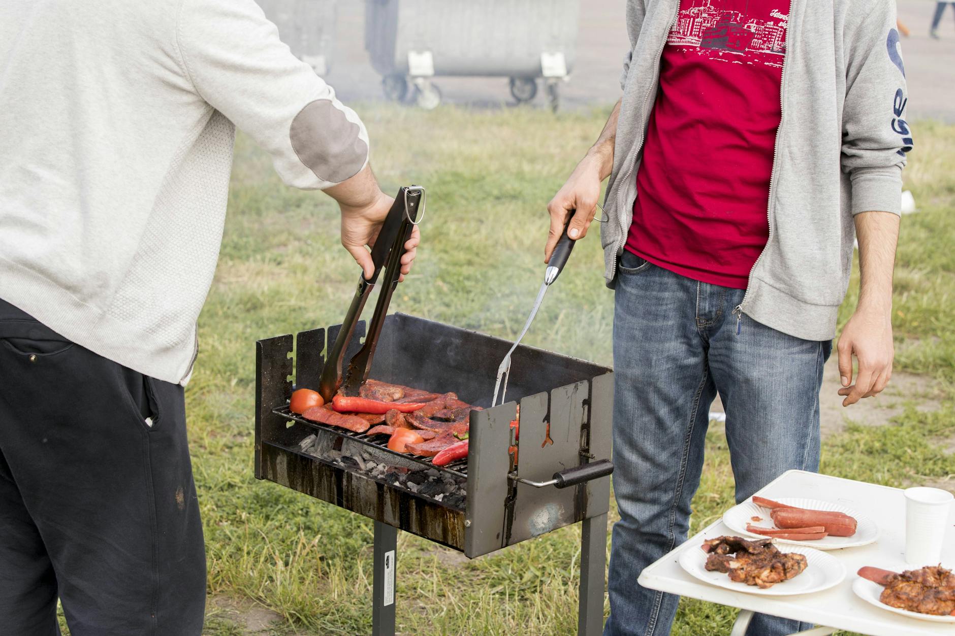 Auf insgesamt drei Grillflächen auf dem Tempelhofer Feld können selbst mitgebrachte Speisen gegrillt werden.