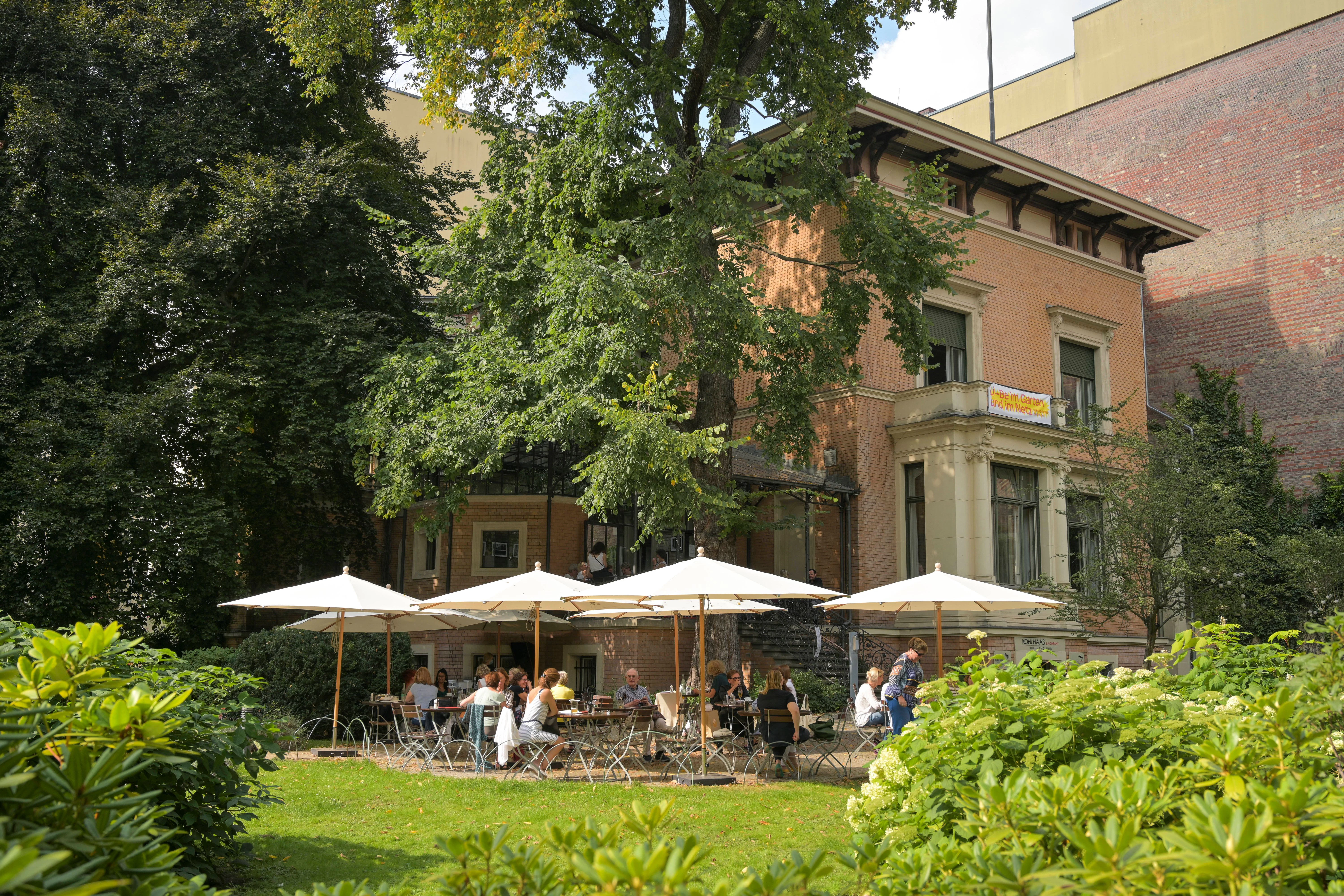 Ein schönes Plätzchen: Im Café des Literaturhauses sitzt man auch draußen sehr idyllisch.