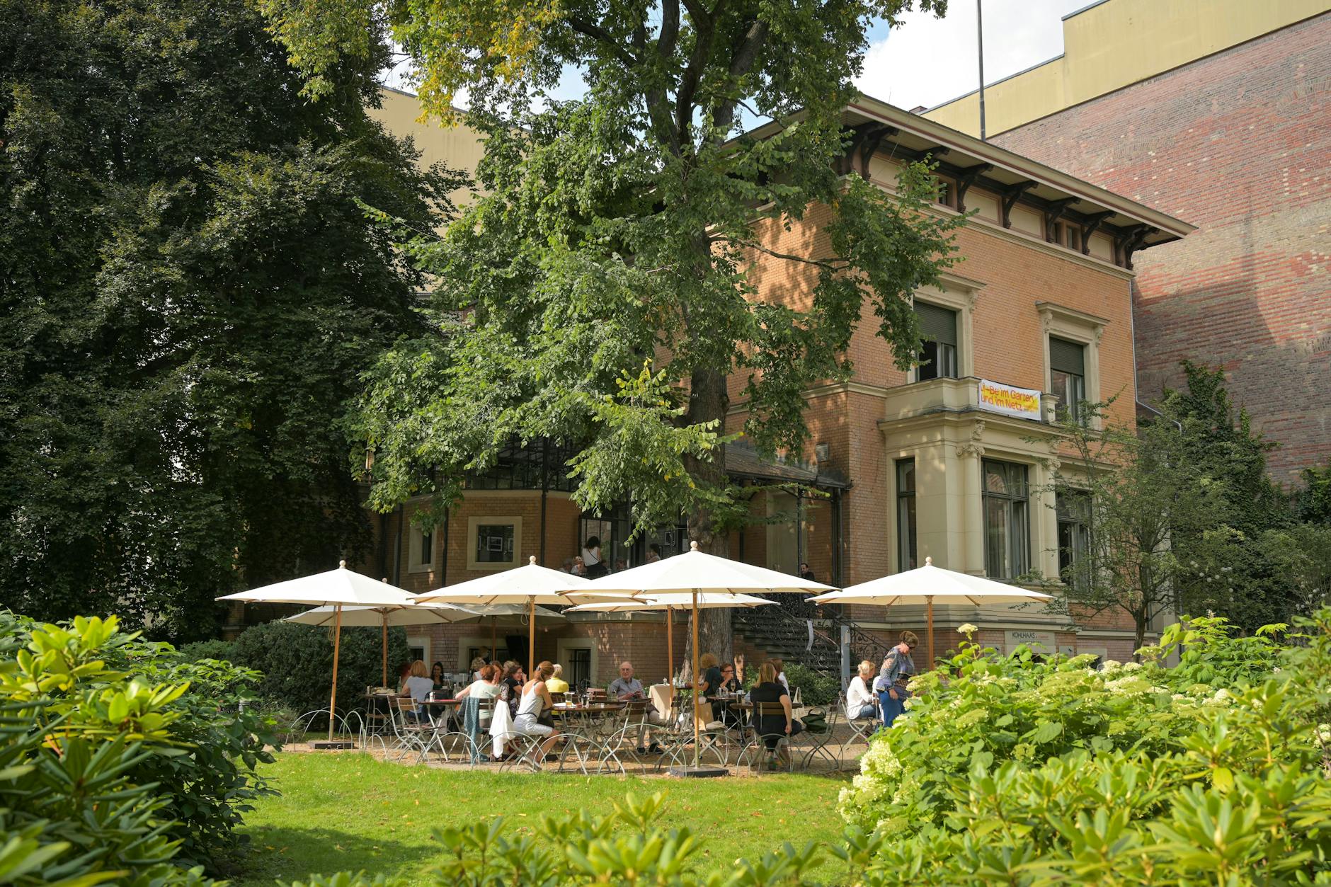 Ein schönes Plätzchen: Im Café des Literaturhauses sitzt man auch draußen sehr idyllisch.