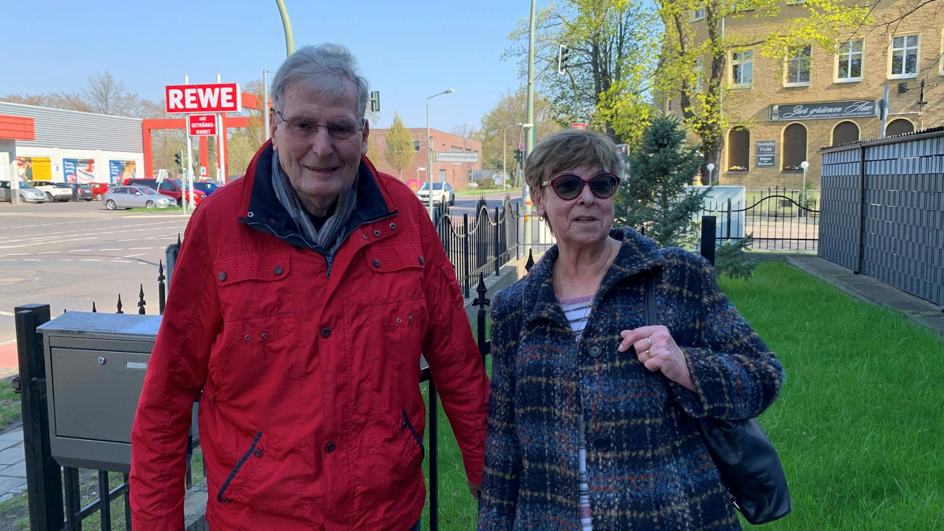 Das Ehepaar Helga und Harald Zobel findet es unverständlich, dass seit über 50 Jahren bislang am Lückenschluss zwischen Märkischer Allee und An der Wuhlheide herumgeplant wird.