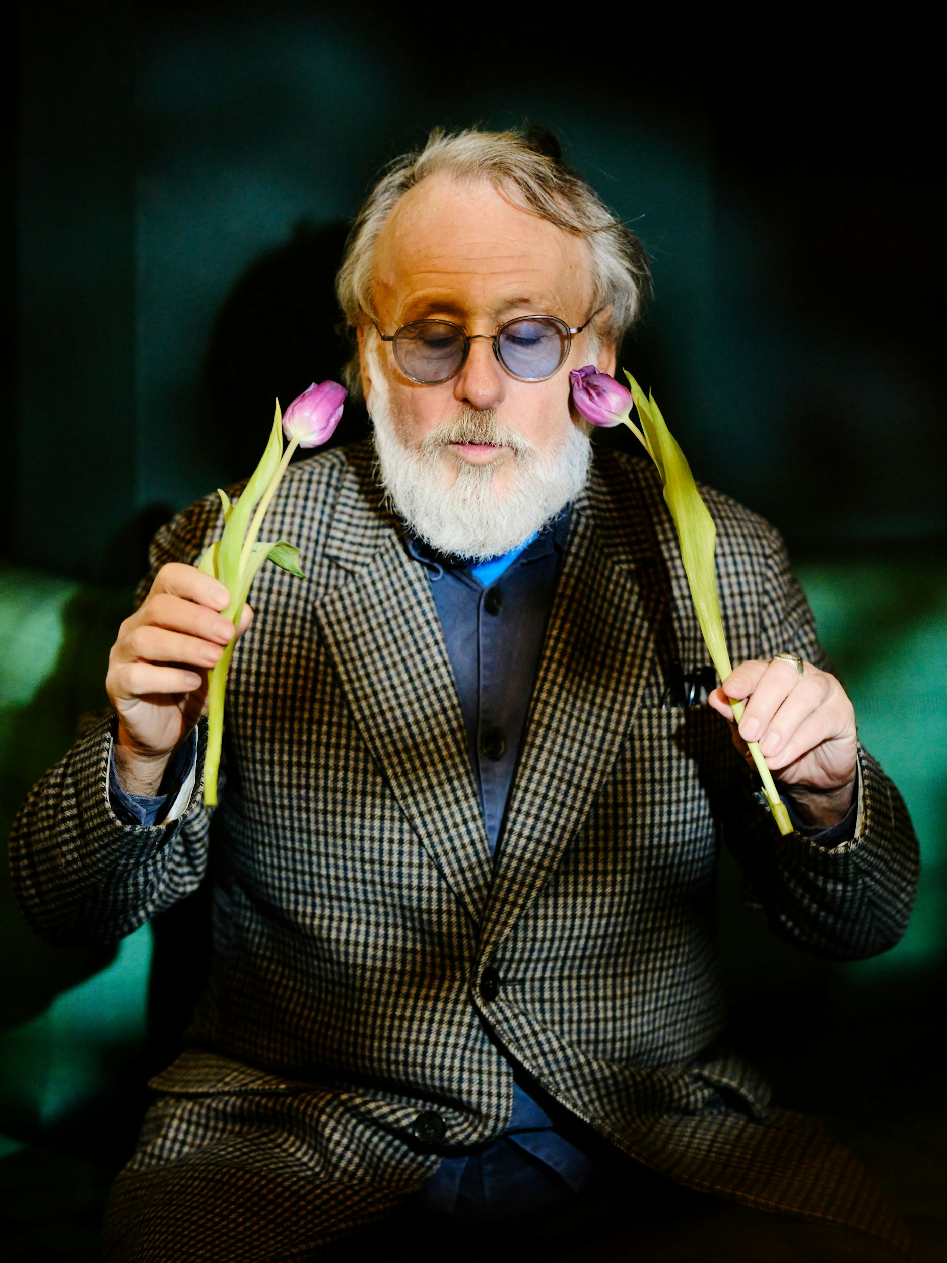 Nun ist der Lauch zerfetzt, aber Tulpen tun's auch. Friedrich Liechtenstein mit Seidenhemd von Quasimi, Mantel von Lacoste und einer Brille von Yun.&nbsp;