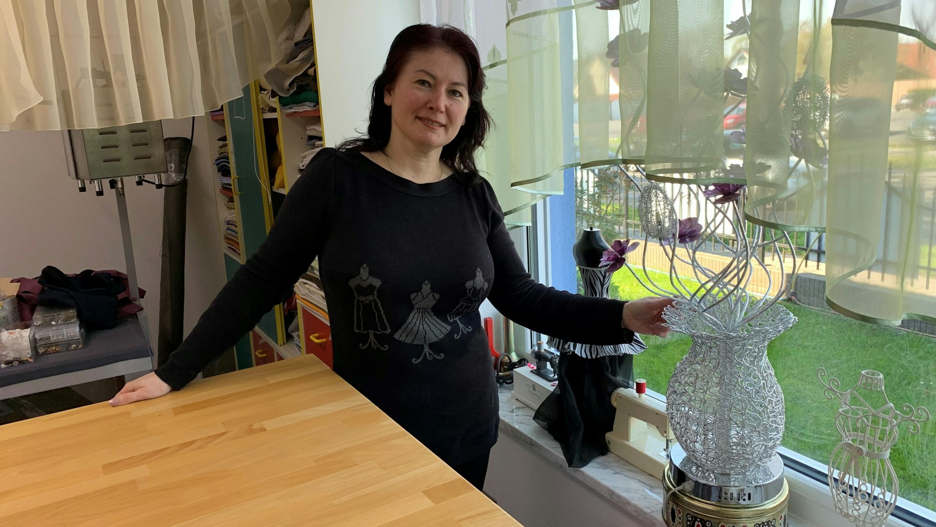 Olga Sachs in ihrer Schneiderei an der Köpenicker Straße: Die schörkelige Leuchte im Schaufenster vibriert, wenn Lkw vorbeifahren.