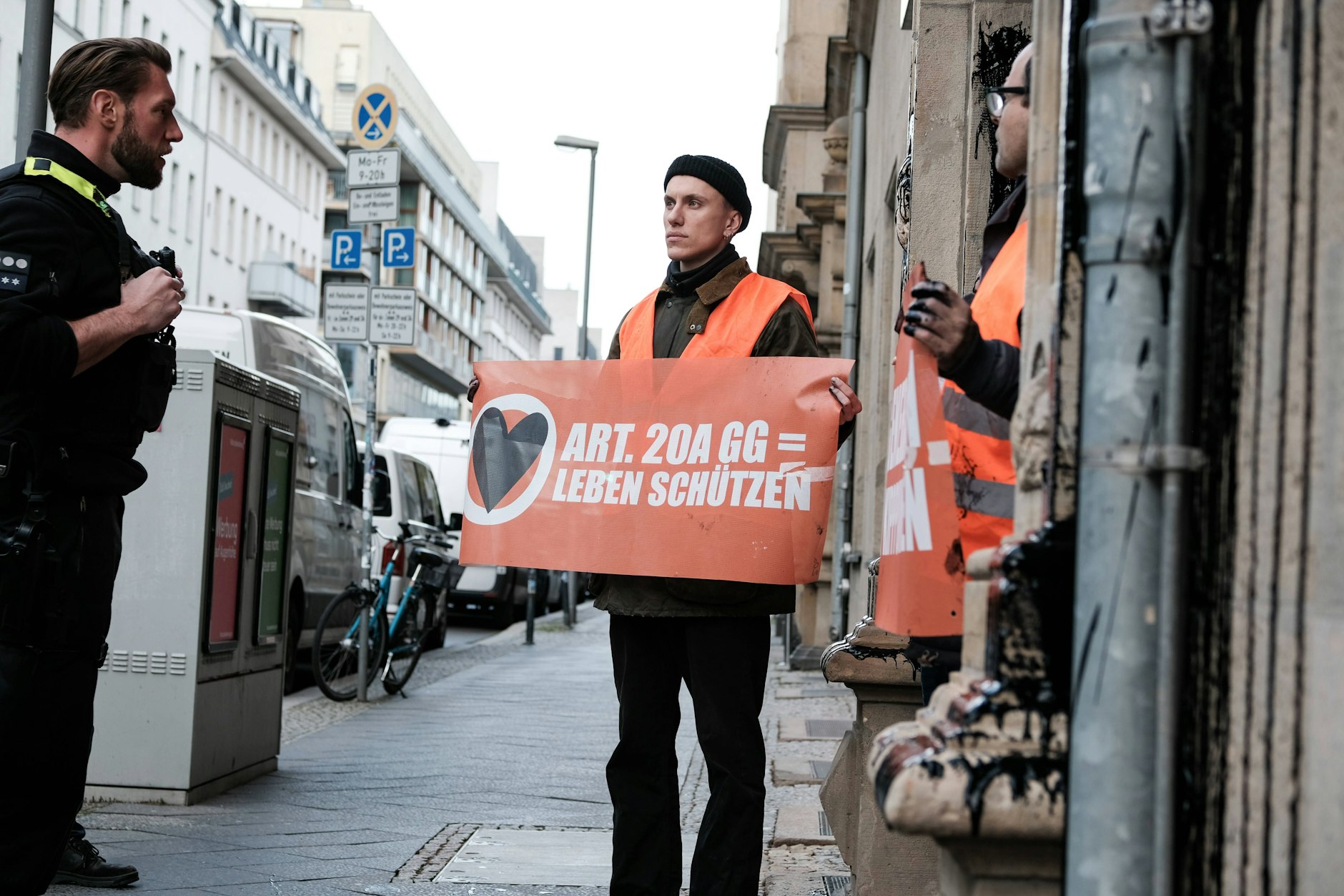 Vor einer Woche beschmierte die Letzte Generation die FDP-Zentrale in Berlin mit schwarzem Kleister. Mit der Aktion prangern sie laut Aktivistinnen das klimapolitische Versagen der FDP an. Nun treffen Verkehrsminister Volker Wissing und Aktivisten sich. 