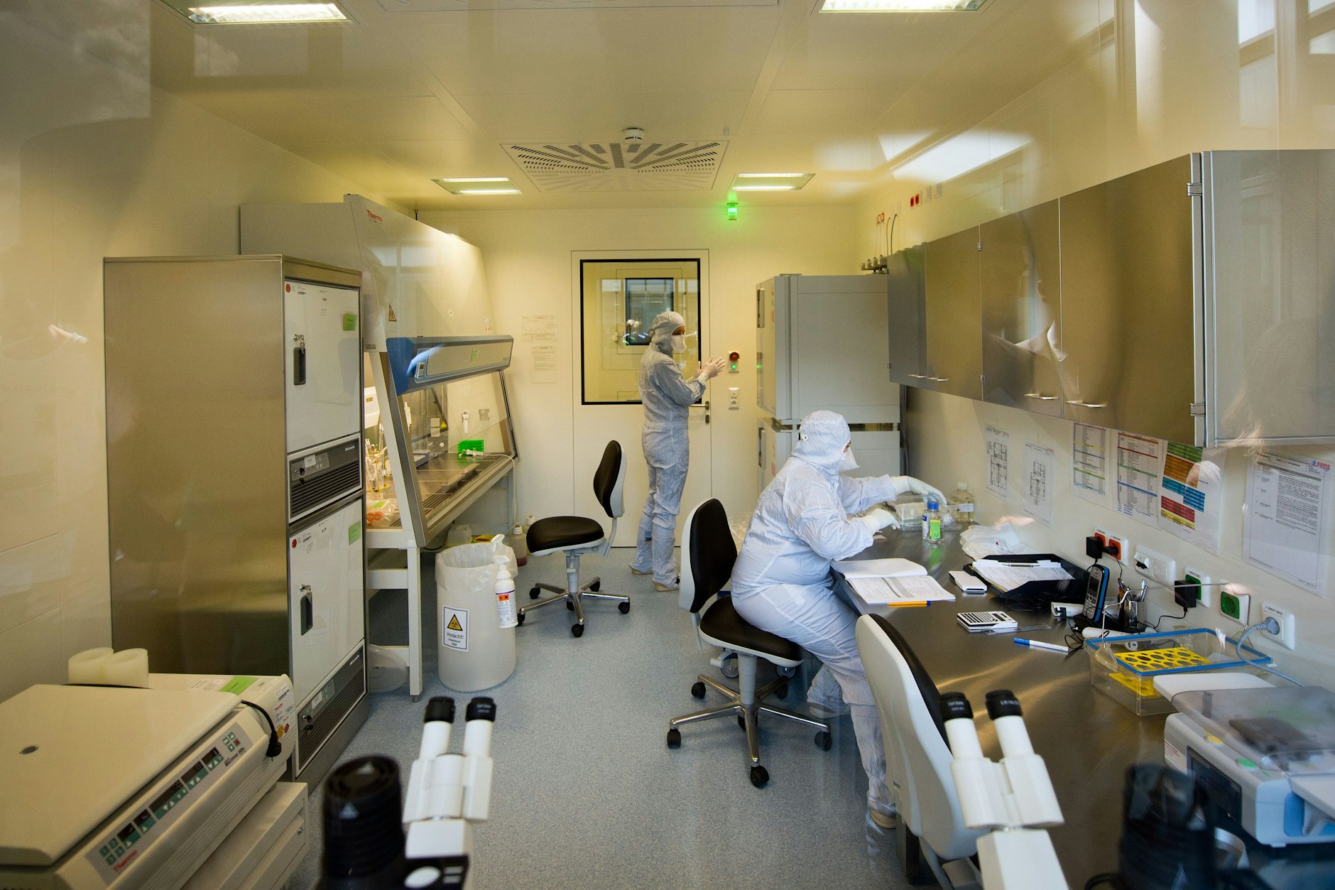 Zwei Mitarbeiterinnen am Fraunhofer Institut für Zelltherapie und Immunologie in Leipzig (Sachsen) 