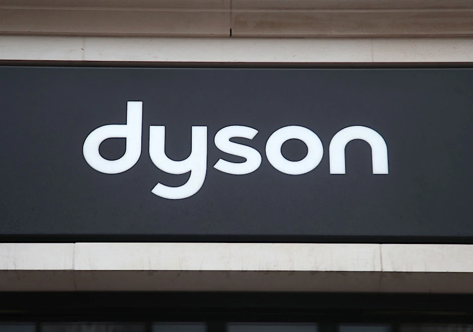 ARCHIV - Das Logo des britischen Hausgeräte-Herstellers Dyson.  