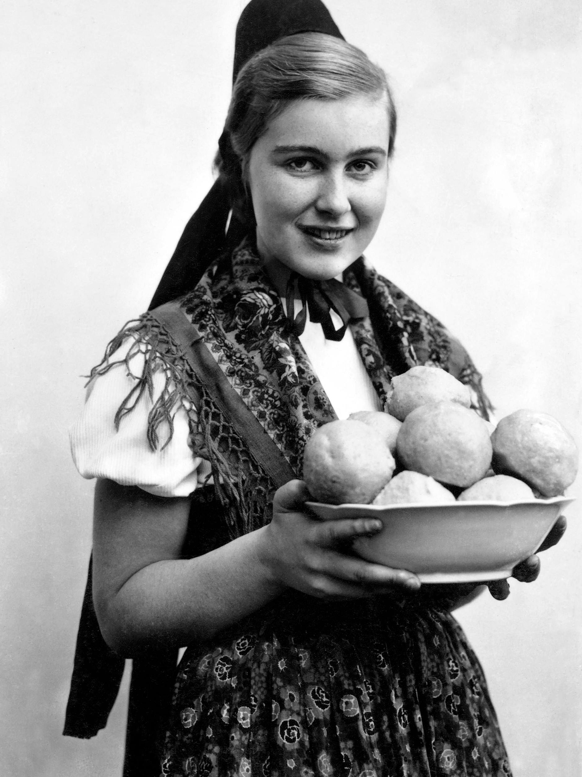 Nicht nur der Oma schmecken Knödel: Ein guter Semmelknödel mit Spinat und brauner Butter und Parmesan? Himmlisch.