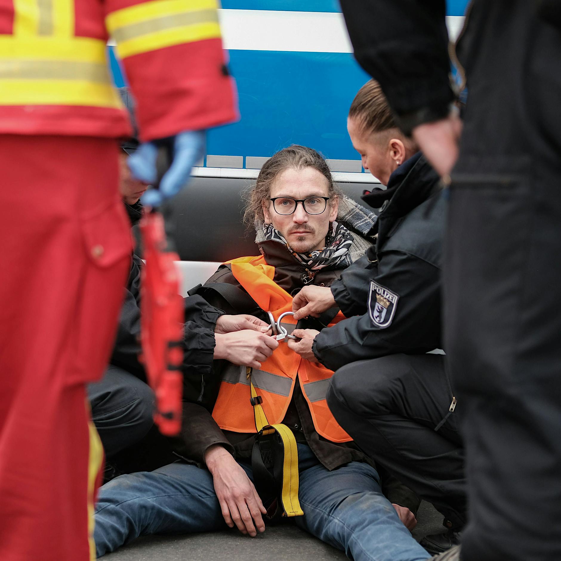 Straßenblockaden der Letzten Generation: Darf man Klimaaktivisten vom Asphalt reißen?