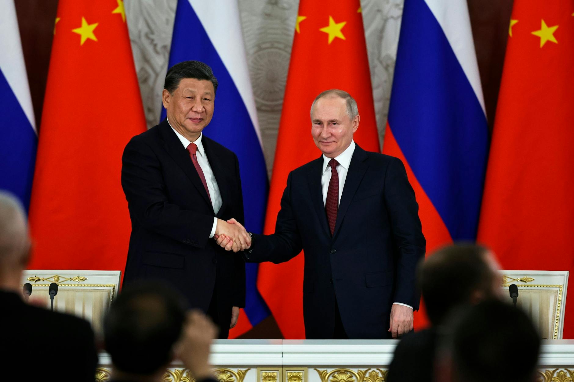 Der russische Präsident Wladimir Putin (r.) und der chinesische Präsident Xi Jinping schütteln sich die Hände, nachdem sie während einer Unterzeichnungszeremonie nach ihren Gesprächen im Großen Kremlpalast in Moskau am 21. März 2023 mit den Medien gesprochen haben.