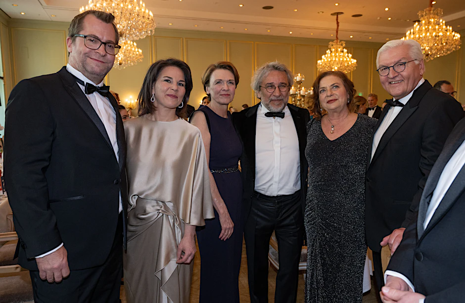 Bundespresseball unter dem Motto: „Für die Pressefreiheit“ im Berliner Hotel Adlon. Bundespräsident Frank-Walter Steinmeier (r), Annalena Baerbock (2.v.l., Grüne),&nbsp; Außenministerin, Can Dündar (3.v.r), türkischer Journalist, Elke Büdenbender (4.v.r), Ehefrau des Bundespräsidenten, Daniel Holefleisch (l) Ehemann der Außenministerin, und Dilek Dündar (2.v.r), Ehefrau von Can Dündar, stehen im Dinnersaal.&nbsp;