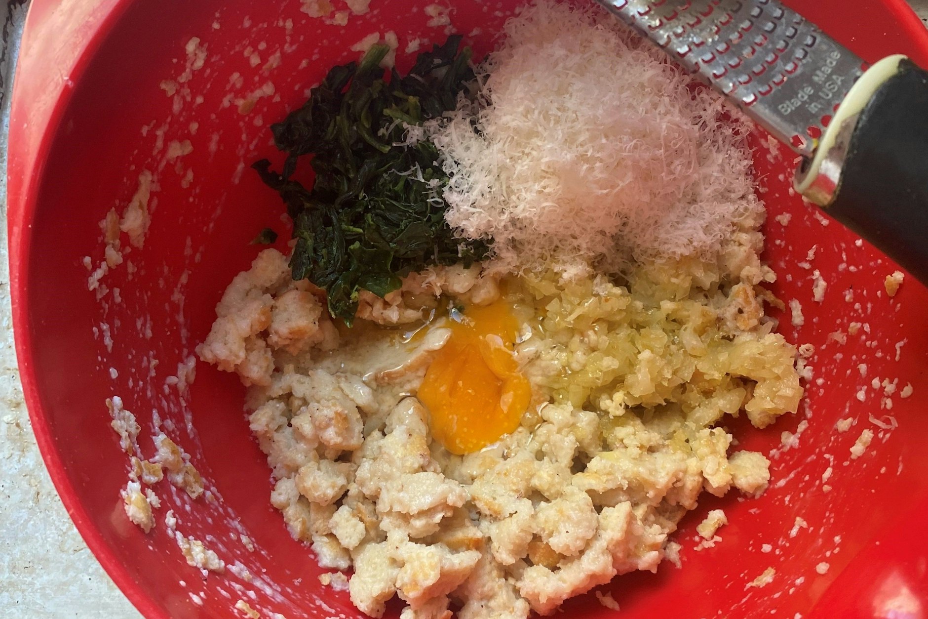 Altbackenes Brot in heißer Milch und glasigen Zwiebeln eingeweicht. Und dazu? Ja, was Sie mögen!