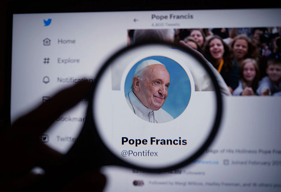 ILLUSTRATION - Selbst Papst Franziskus wurde das blaue Häkchen genommen - er ist offenbar kein zahlender Abo-Kunde.  