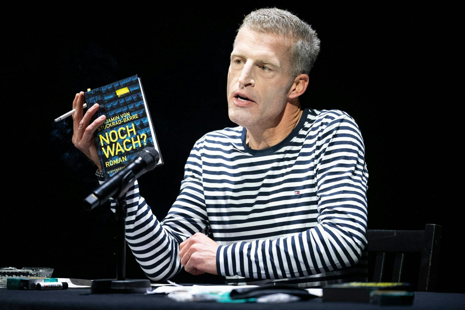 Der Autor Benjamin von Stuckrad-Barre liest im Berliner Ensemble aus seinem Buch „Noch wach?“.