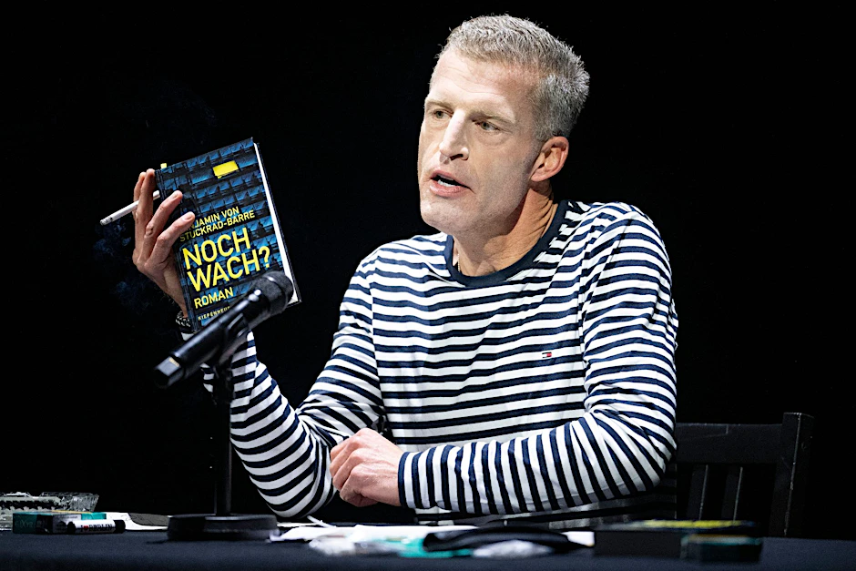 Der Autor Benjamin von Stuckrad-Barre liest im Berliner Ensemble aus seinem Buch „Noch wach?“.