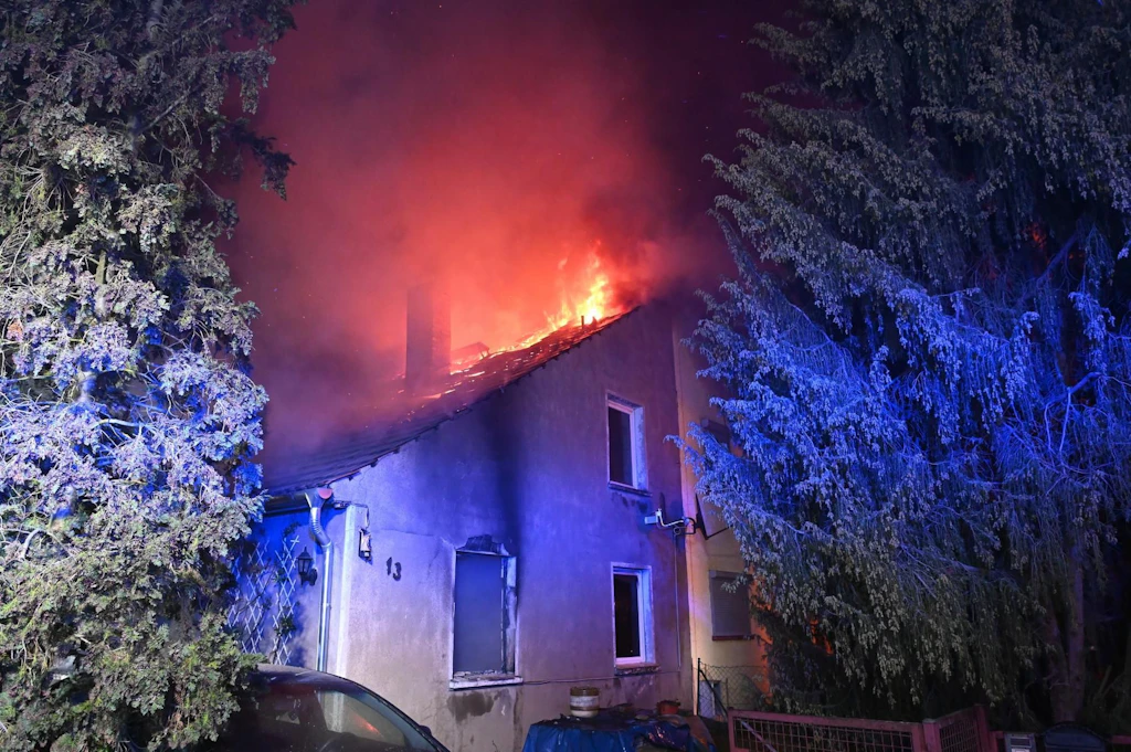 Doppelhaushälfte in Mahlsdorf in Vollbrand: Bewohnerin im Krankenhaus