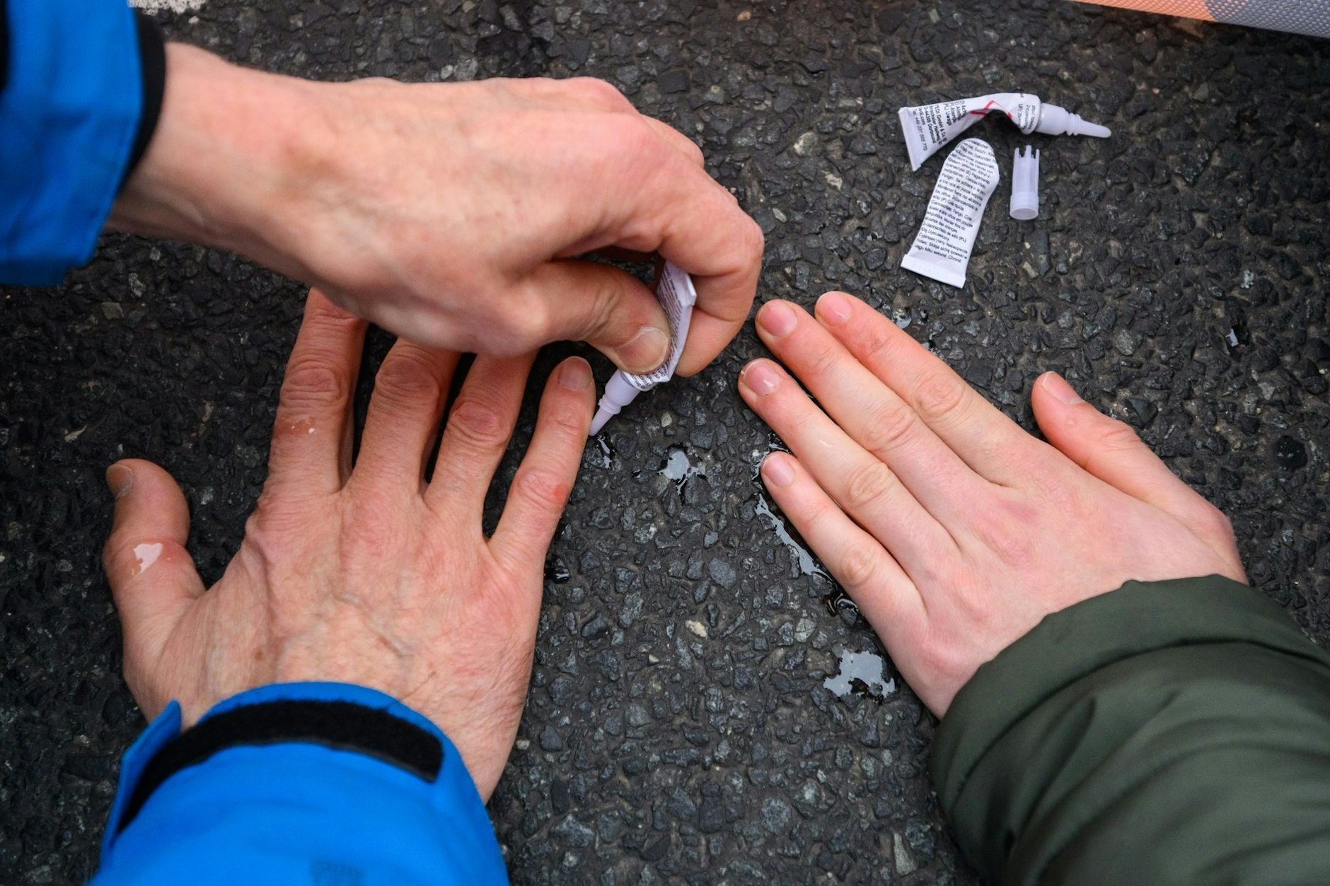 ARCHIV - Aktivisten der Gruppierung «Letzte Generation» kleben ihre Hände auf die Straße und blockieren so den Verkehr.&nbsp;