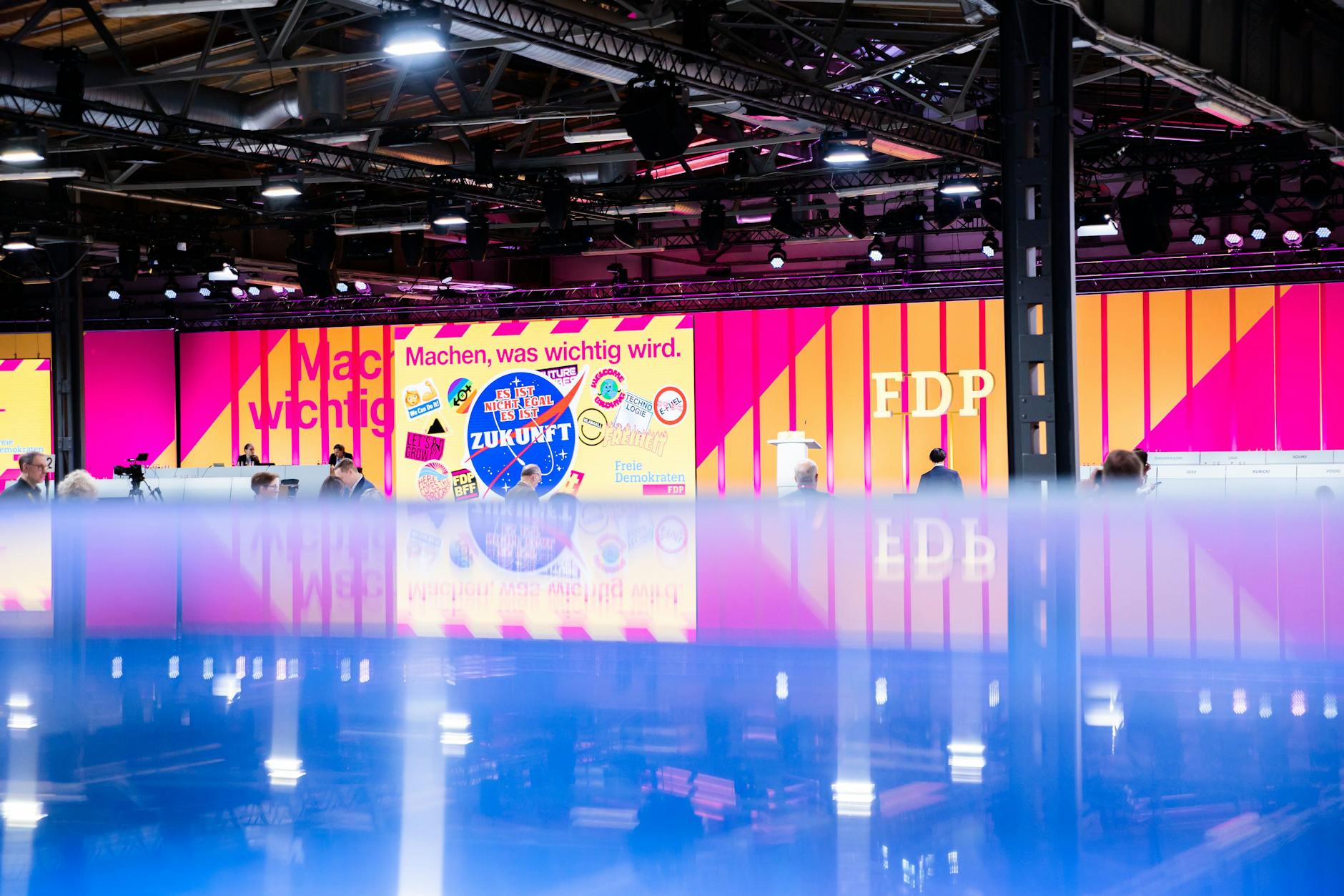 Die Bühne des FDP-Bundesparteitags spiegelt sich in einem Glastisch. Auf der Tagesordnung steht unter anderem die Neuwahl der Parteispitze.