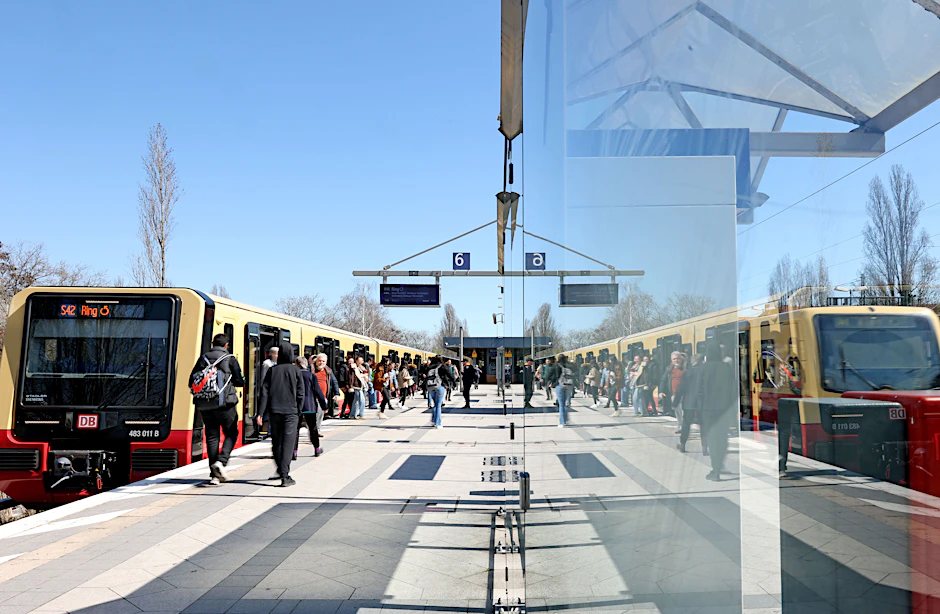 Eine S-Bahn am S-Bahnhof Jungfernheide.
