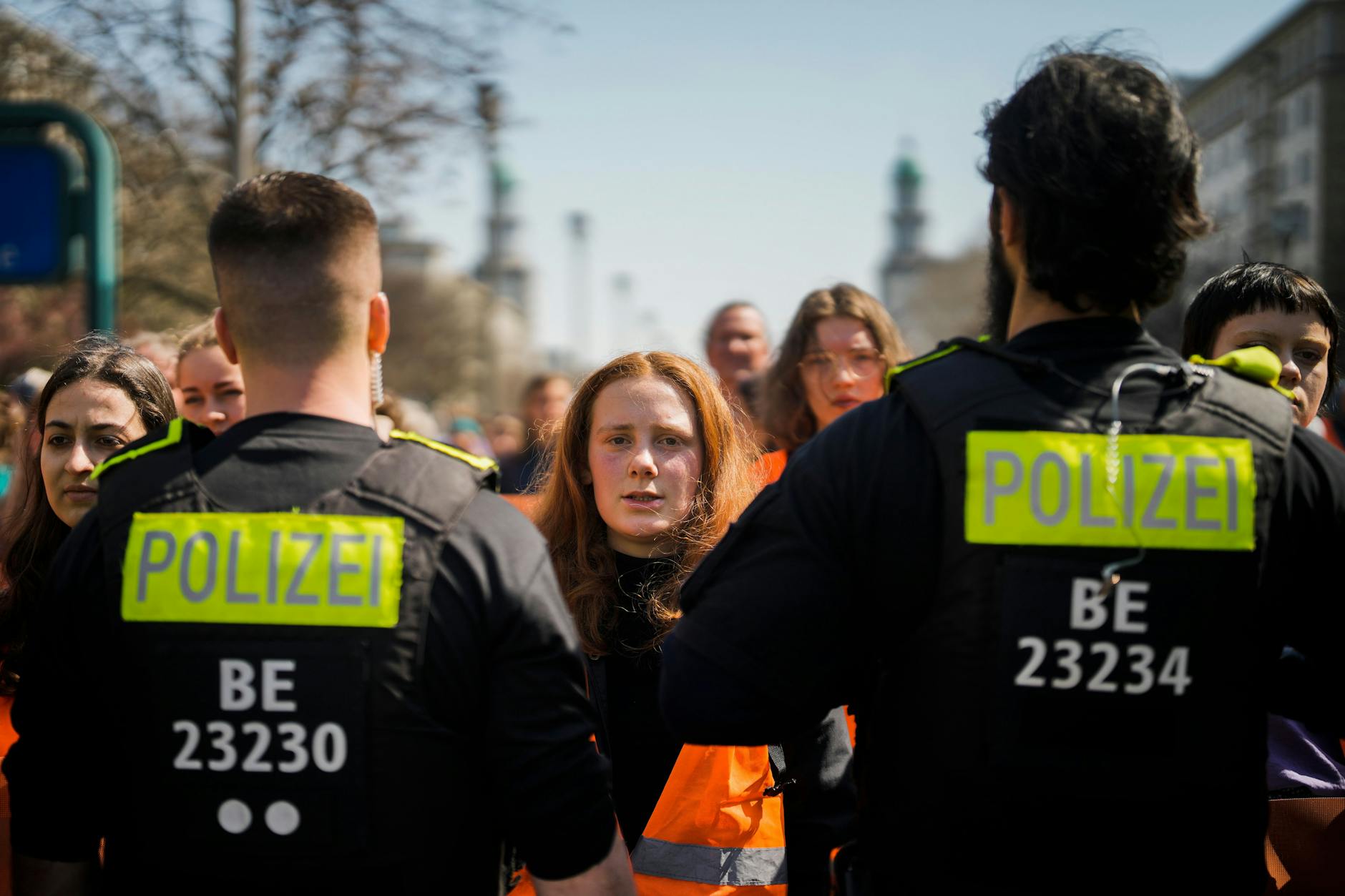 Klimaaktivisten der Letzten Generation stehen der Berliner Polizei gegenüber.