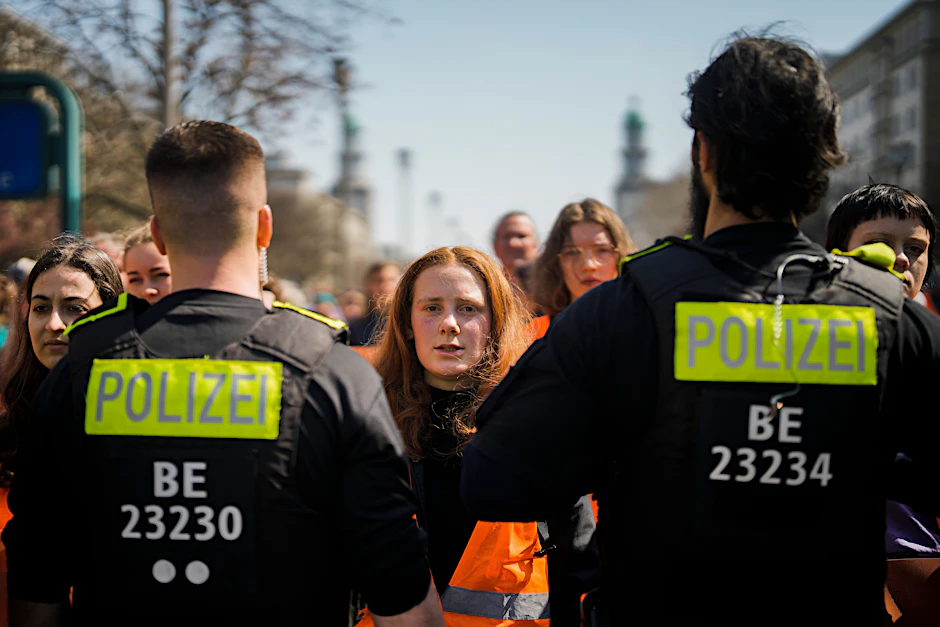 Klimaaktivisten der Letzten Generation stehen der Berliner Polizei gegenüber.