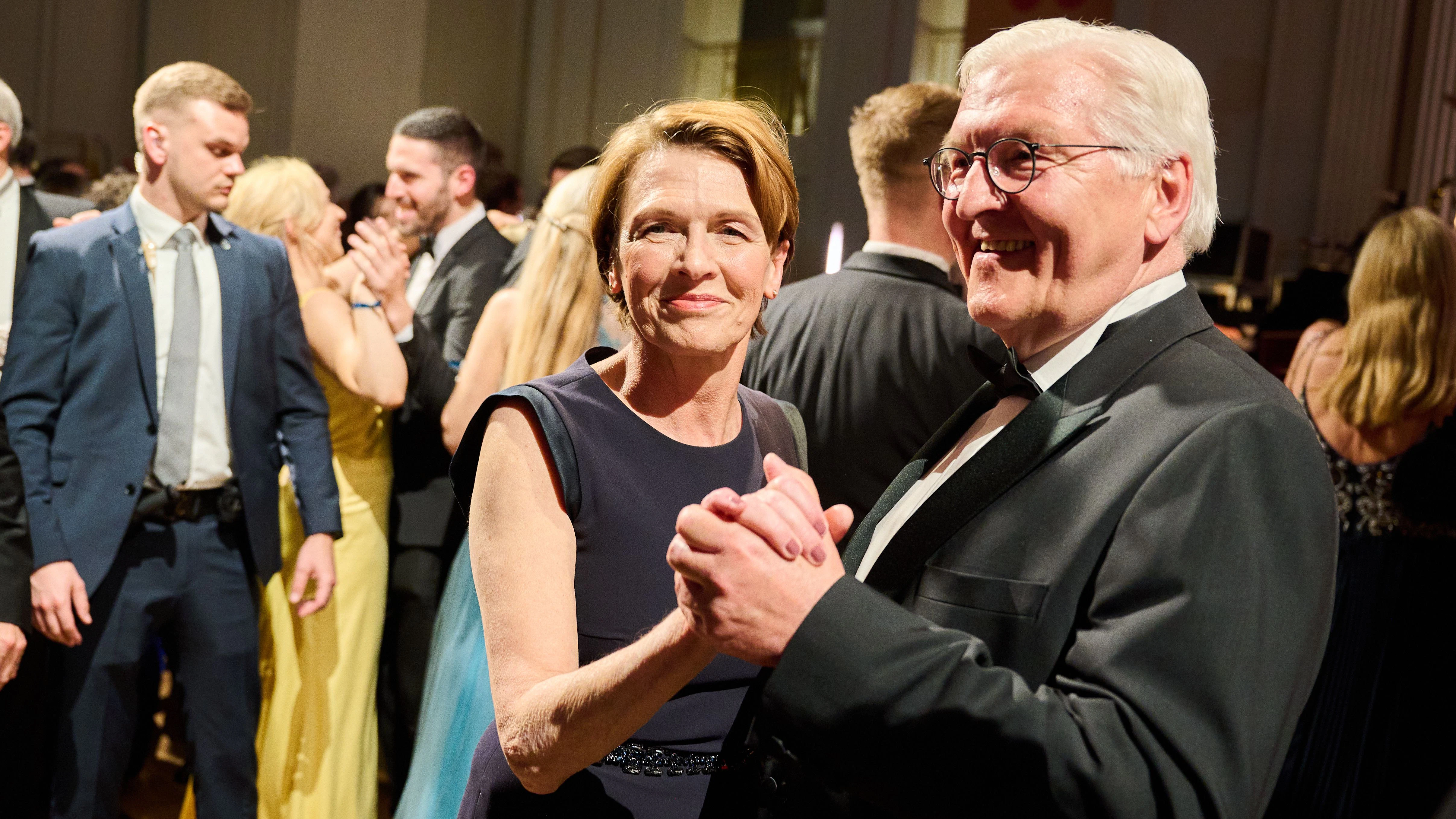 Bundespräsident Frank-Walter Steinmeier und seine Frau Elke Büdenbender tanzen beim Bundespresseball im Hotel Adlon.&nbsp;