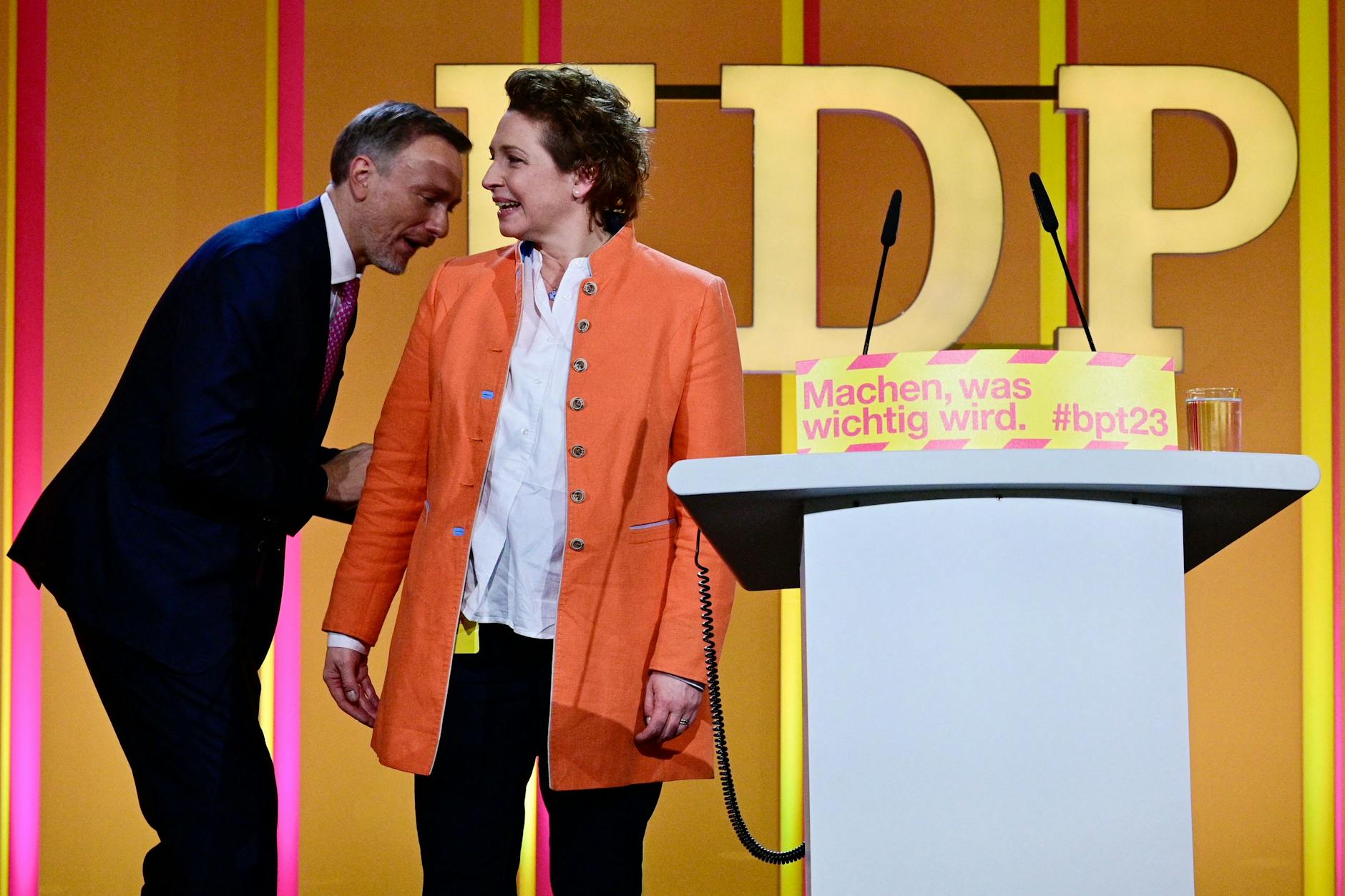 FDP-Chef Christian Lindner und Europa-Politikerin Nicola Beer auf der Bühne: Doch was hat sie getan? 
