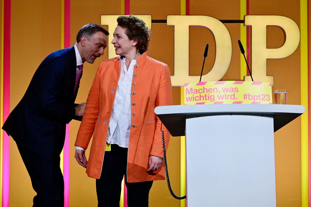 Lindner als FDP-Chef wiedergewählt. Aber im Netz geht es nur um DIESEN Zwischenfall
