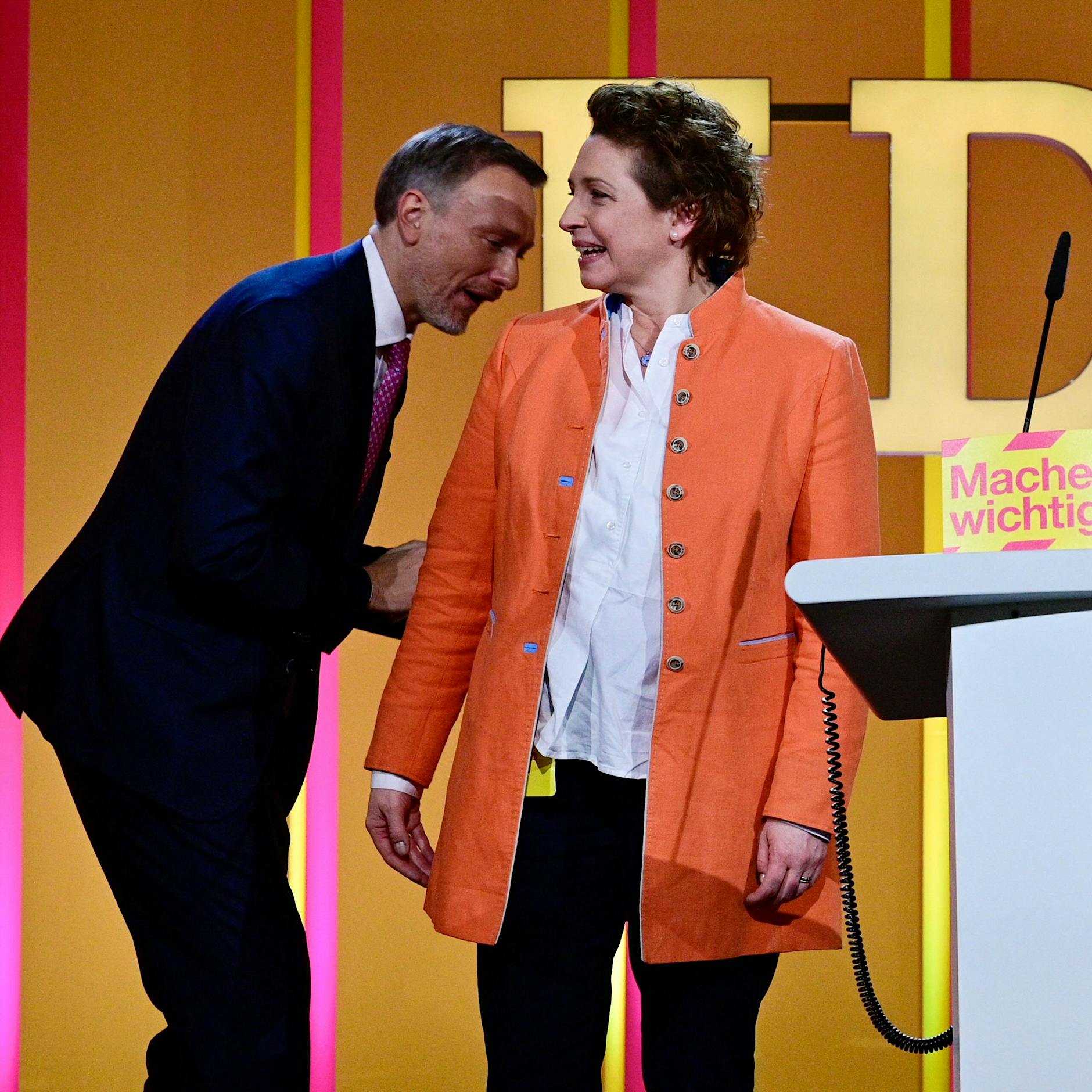 Lindner als FDP-Chef wiedergewählt. Aber im Netz geht es nur um DIESEN Zwischenfall