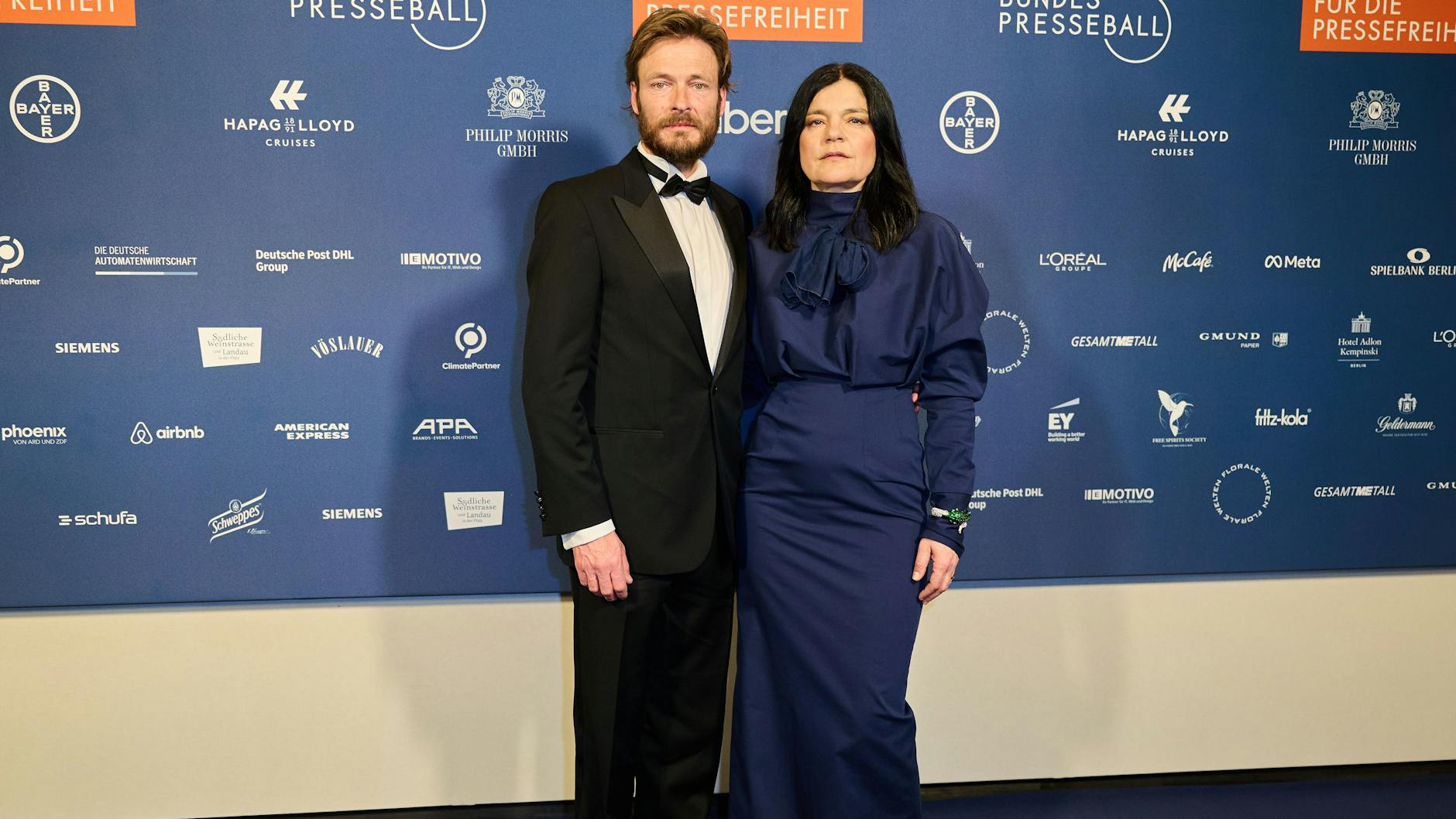 Die Schauspieler Jasmin Tabatabai und Andreas Pietschmann bei ihrer Ankunft auf dem Ball: Tabatabai sagte in ihrer Rede, es sei großartig, dass die Bundespressekonferenz das Thema Iran hochhalte.