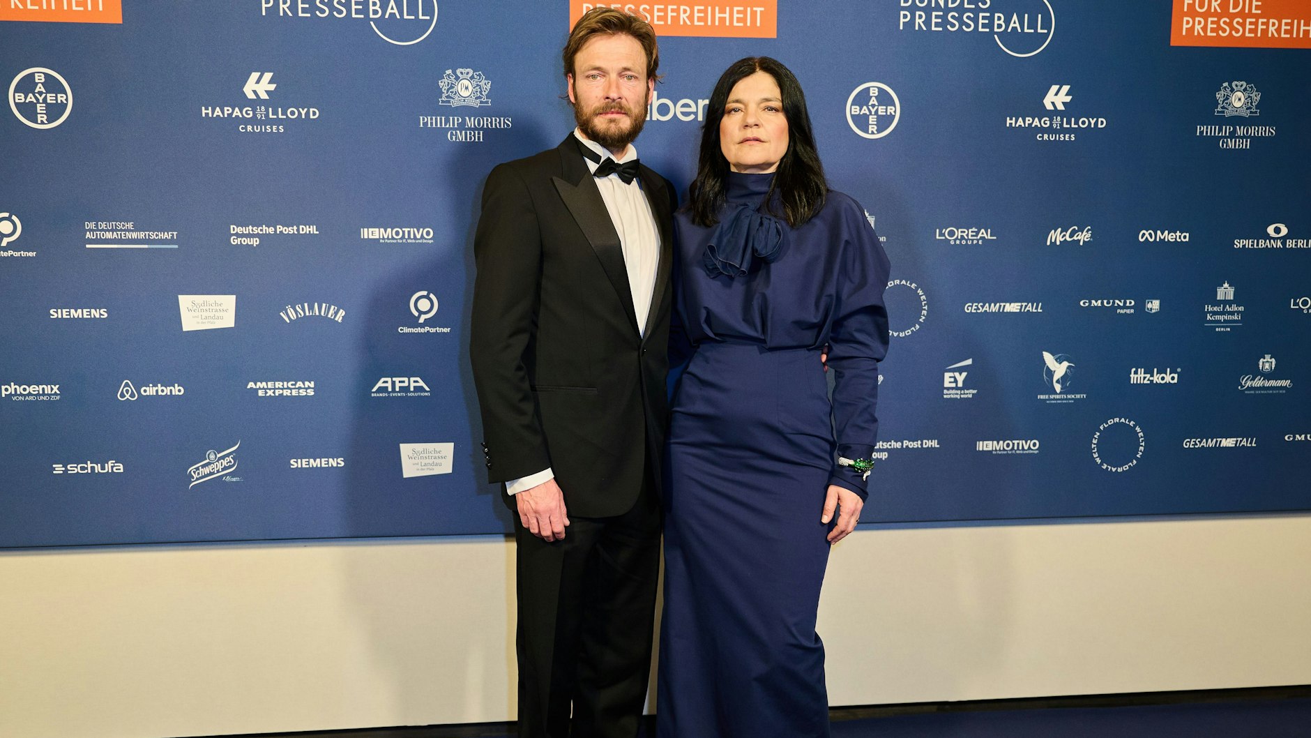 Die Schauspieler Jasmin Tabatabai und Andreas Pietschmann bei ihrer Ankunft auf dem Ball: Tabatabai sagte in ihrer Rede, es sei großartig, dass die Bundespressekonferenz das Thema Iran hochhalte.