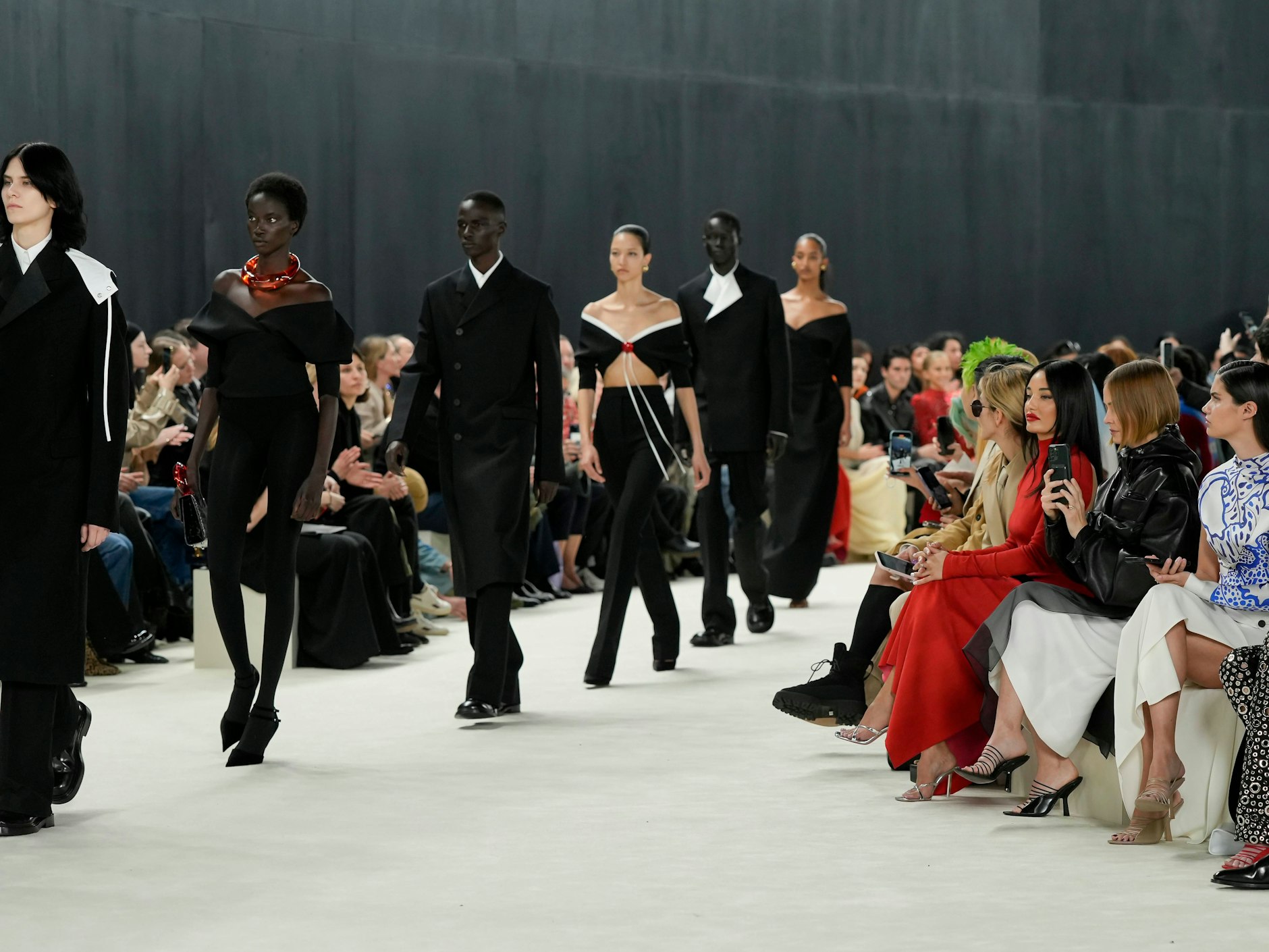 Auf dem Laufsteg angekommen, am Rande noch nicht: Schwarze Dezenz bei Salvatore Ferragamo im Februar.