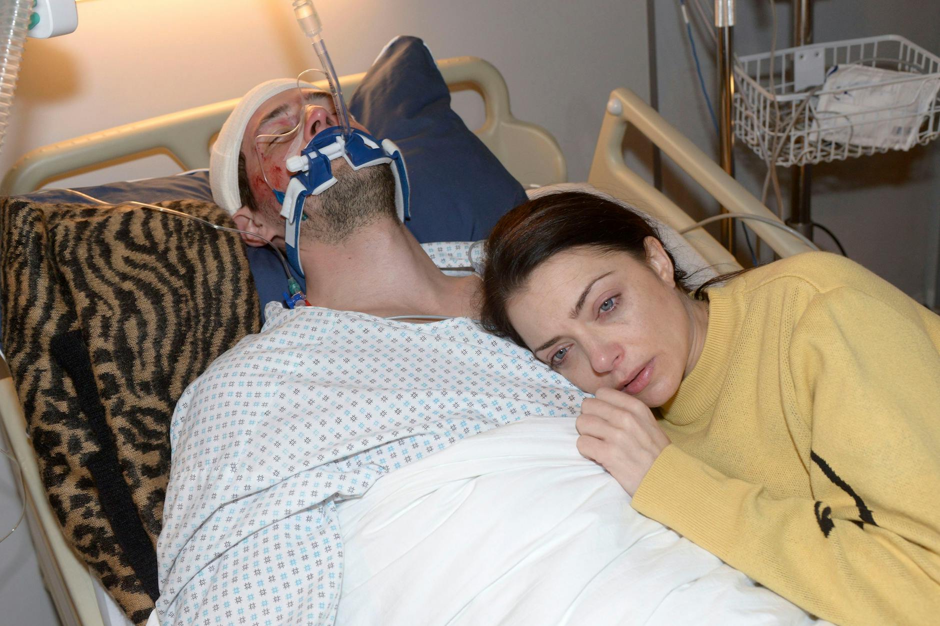 Emily (Anne Menden) bangt bei „Gute Zeiten, schlechte Zeiten“ um das Leben von Sascha (Daniel Noah).