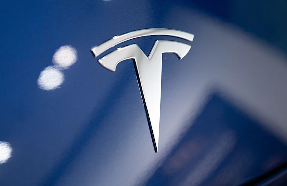 ARCHIV - Auf einem Fahrzeug in einem Showroom des Autobauers ist das Tesla-Logo zu sehen.  