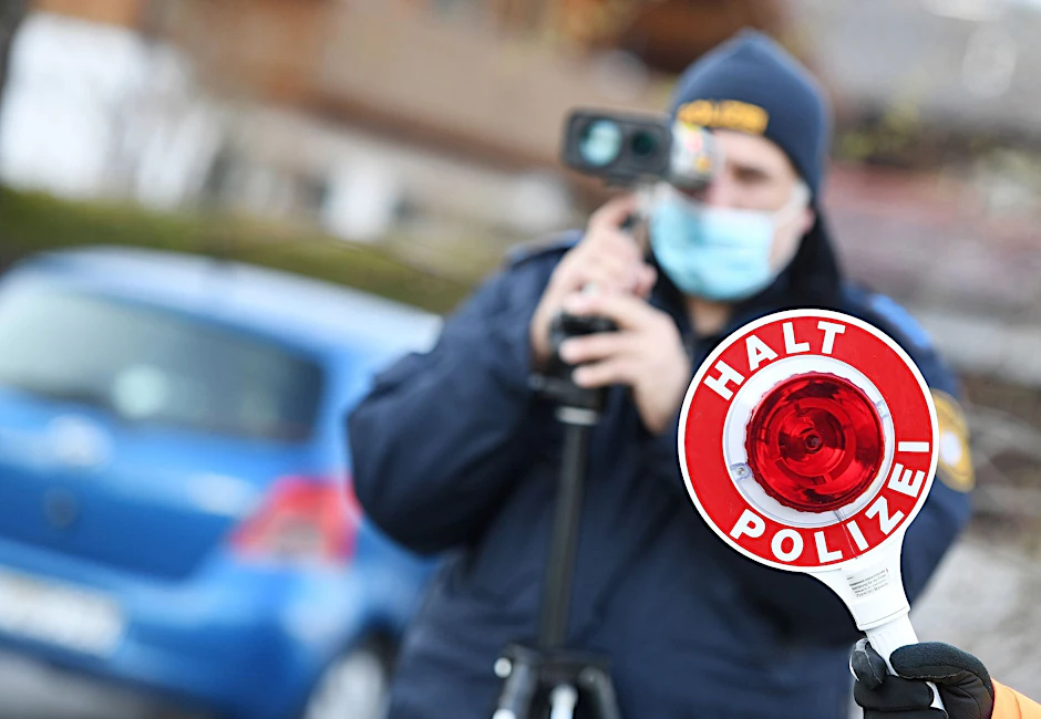 ARCHIV - Bei einer Blitz-Kontrollaktion achtet die Polizei verstärkt auf Raser und möchte für die Sicherheit im Verkehr sensibilisieren.  