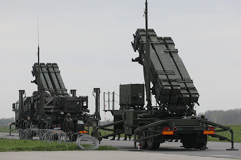 Bodengestützte Flugabwehrraketen-Systeme vom Typ „Patriot“. In der Ukraine ist ein solches Flugabwehrsystem durch russischen Beschuss beschädigt worden.