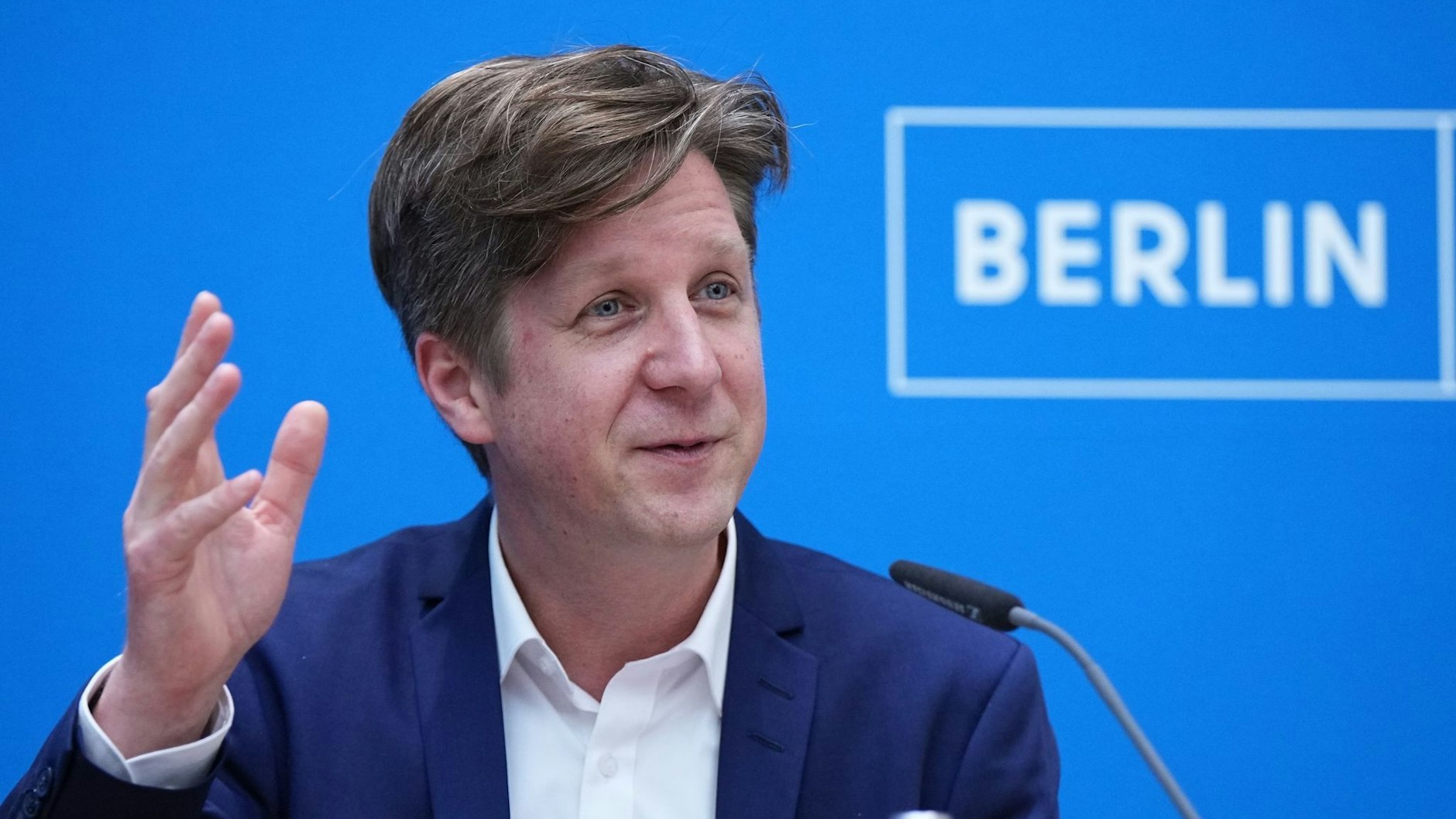 Berlins Finanzsenator, Daniel Wesener (Bündnis 90/Die Grünen), spricht während einer Pressekonferenz.