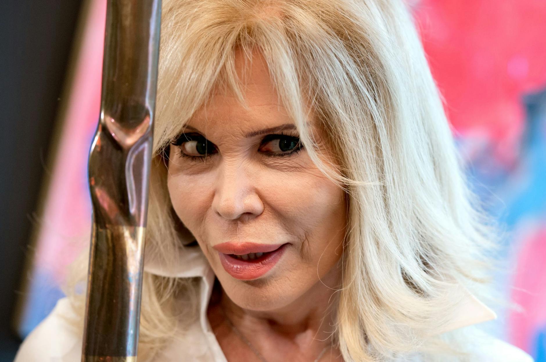 Amanda Lear un homme ? Elle répond à Régine et fait une grande annonce ! David b