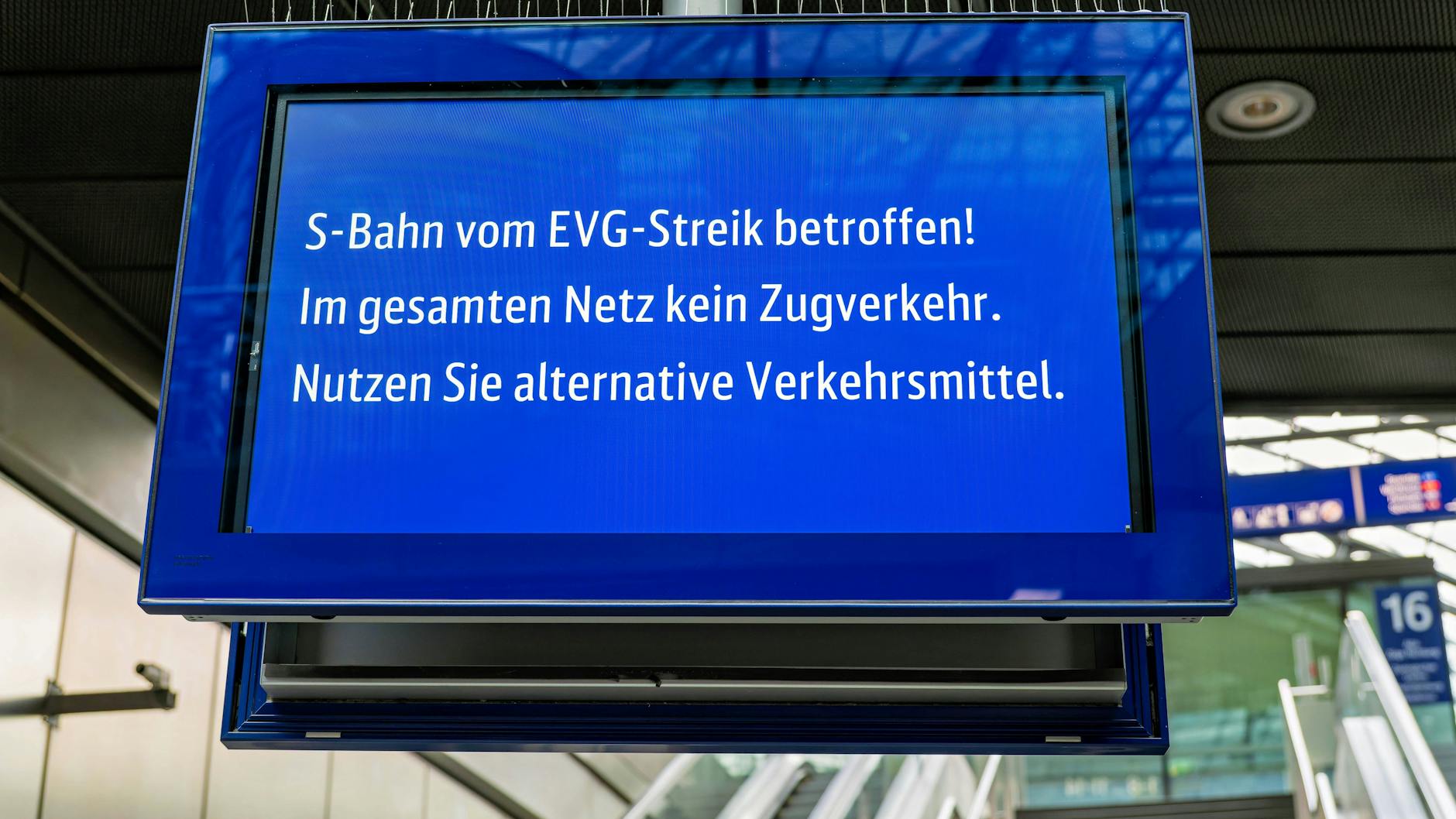 Auch auf dem Berliner Hauptbahnhof geht nichts mehr. Alle S-Bahnen, Regios und Fernzüge fallen bis 11 Uhr aus.
