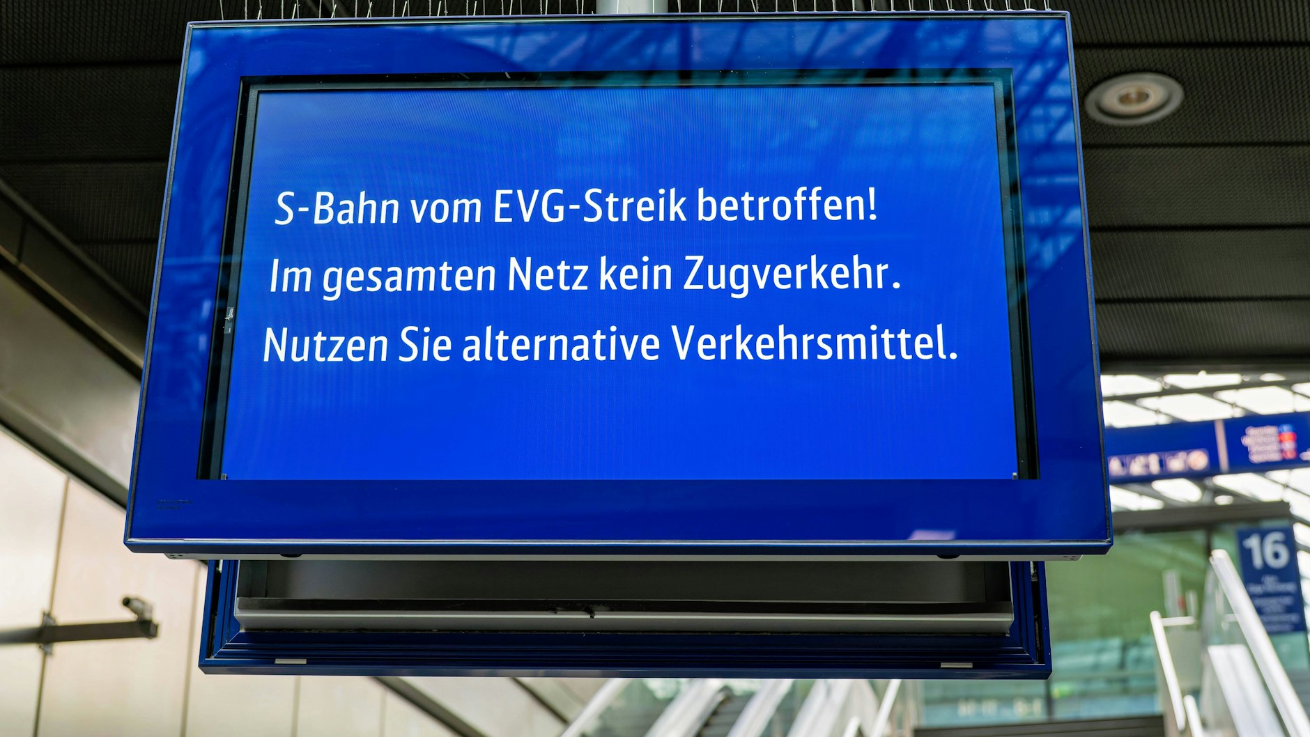 Auch auf dem Berliner Hauptbahnhof geht nichts mehr. Alle S-Bahnen, Regios und Fernzüge fallen bis 11 Uhr aus.