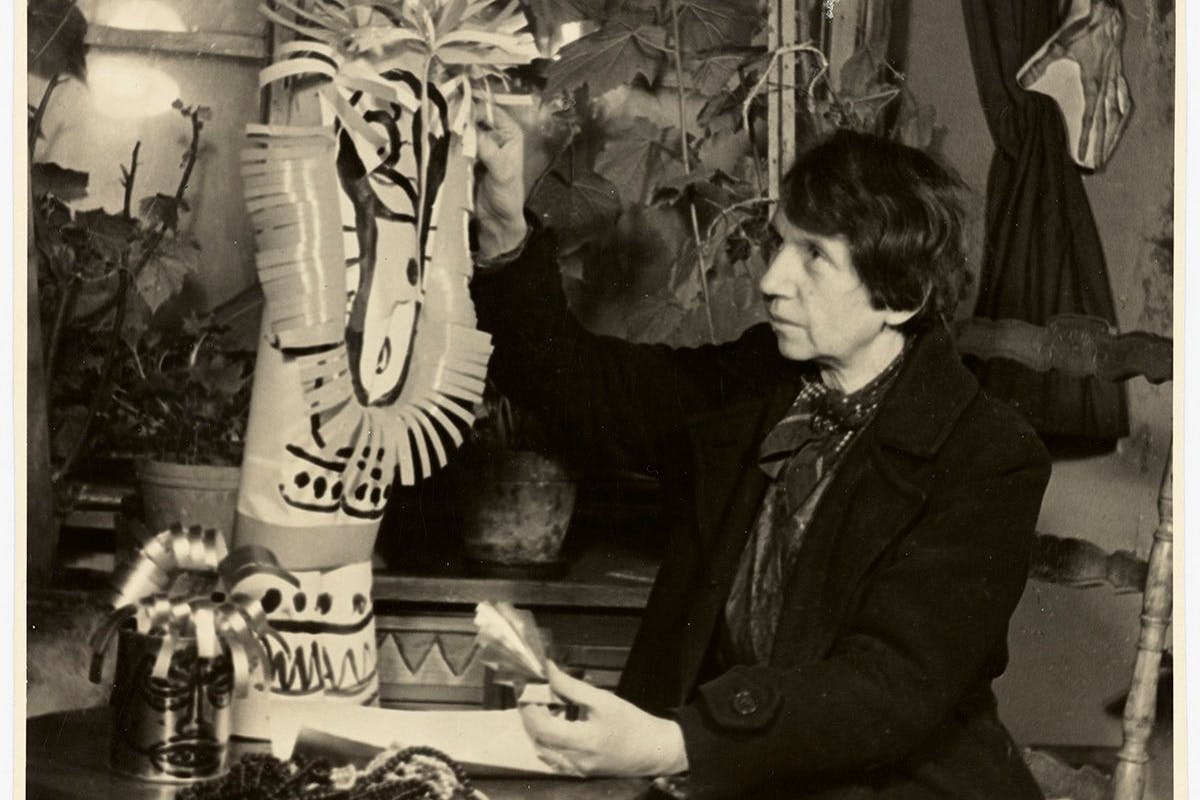 1920 zieht Jeanne Mammen in das kleine Wohnatelier am Kurfürstendamm. Dort lebt sie bis zu ihrem Tod im Jahr 1976, insgesamt sagenhafte 56 Jahre! Das Foto zeigt sie kurz nach dem Krieg, 1946. 