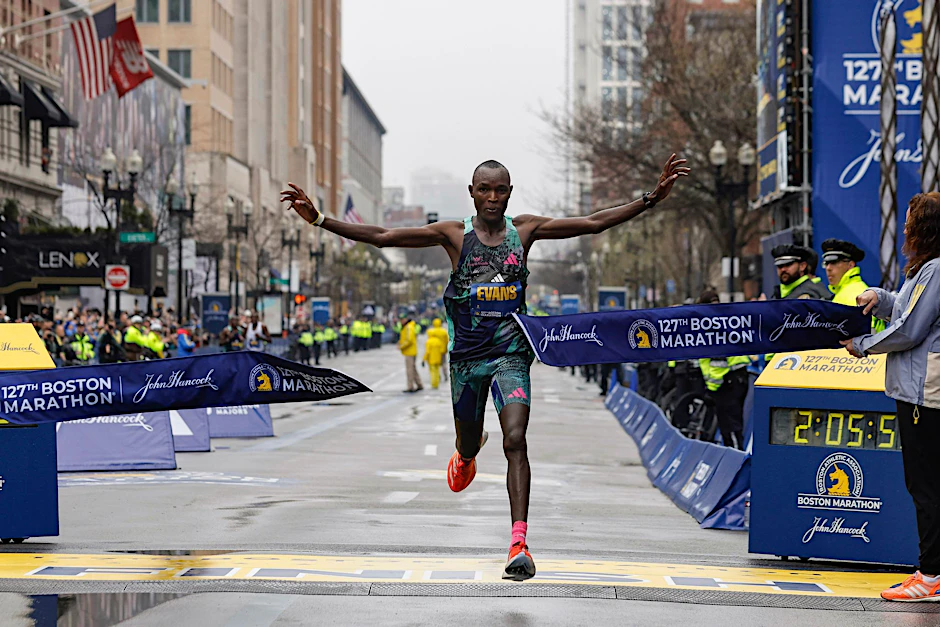 dpatopbilder - Evans Chebet aus Kenia durchbricht das Band auf der Ziellinie und gewinnt den Boston 
            Marathon.  