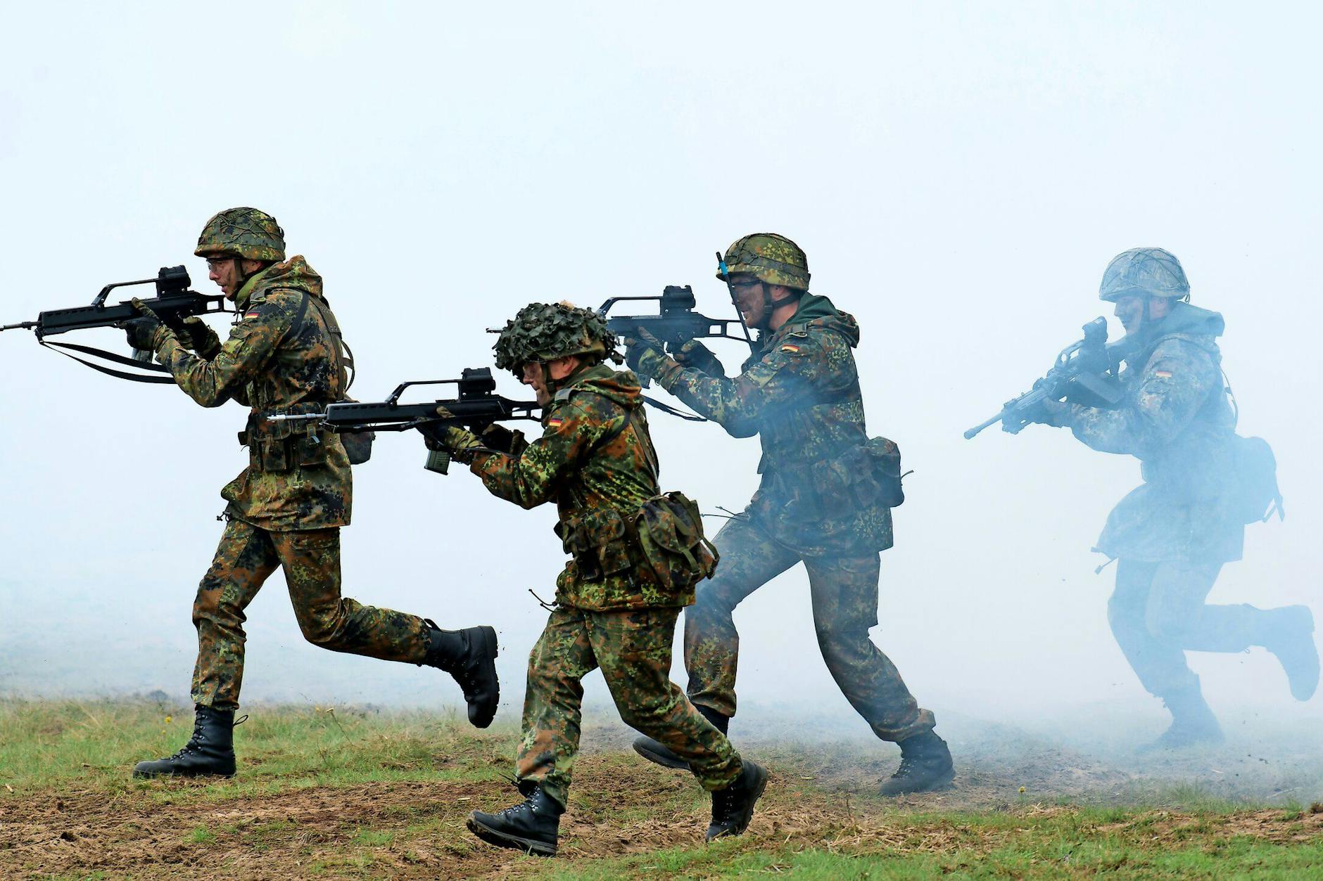 Bundeswehrsoldaten üben bei einer Vorführung der Panzergrenadierbrigade 41 „Vorpommern“ den Häuserkampf. 