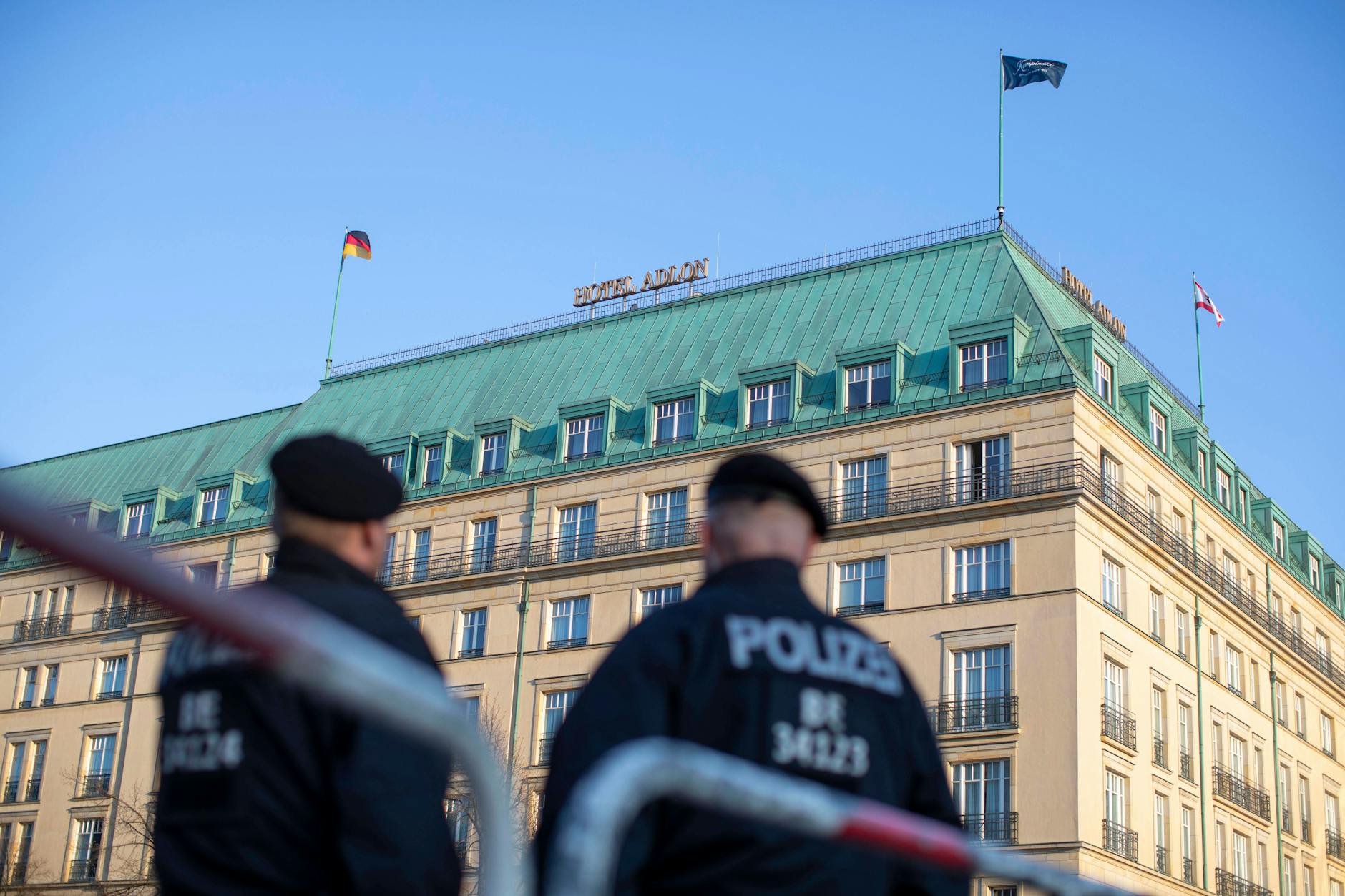Polizei Berlin sichert den Bundespresseball im Adlon ab.